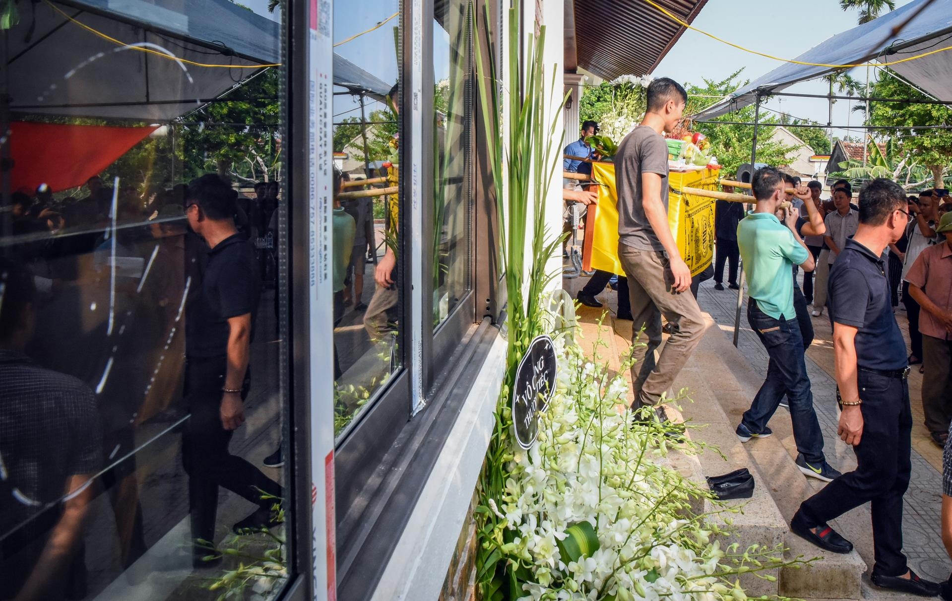 tang le be trai tu vong tren xe buyt anh 2