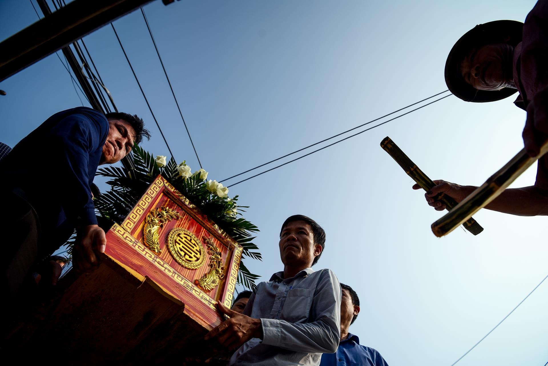 tang le be trai tu vong tren xe buyt anh 3