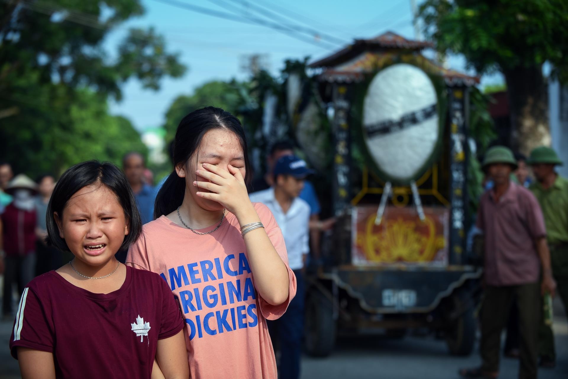 tang le be trai tu vong tren xe buyt anh 5