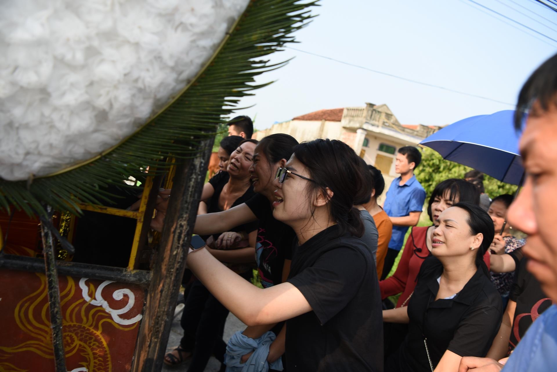 tang le be trai tu vong tren xe buyt anh 6