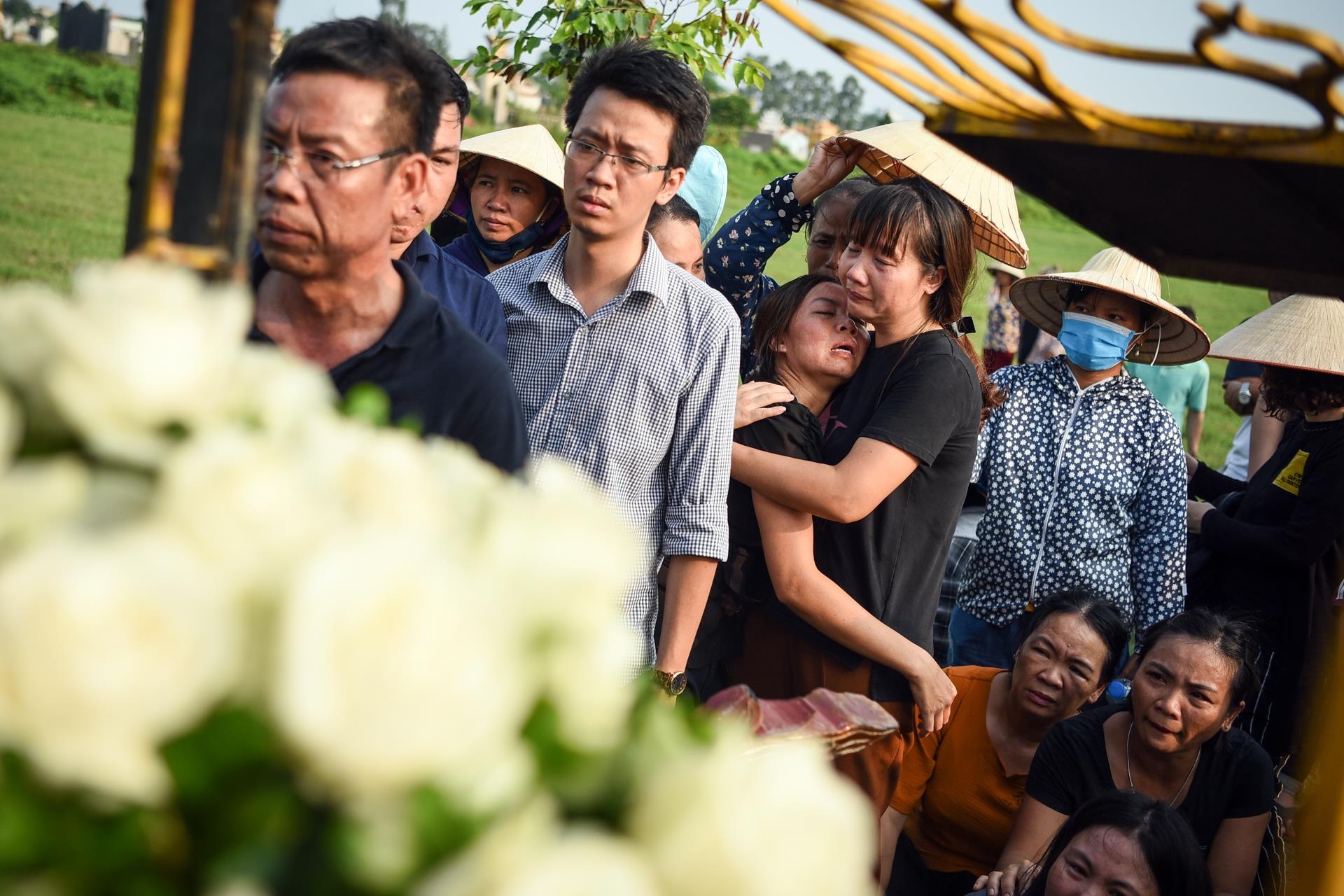 tang le be trai tu vong tren xe buyt anh 7