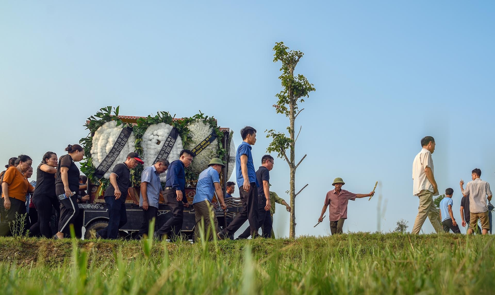 tang le be trai tu vong tren xe buyt anh 8