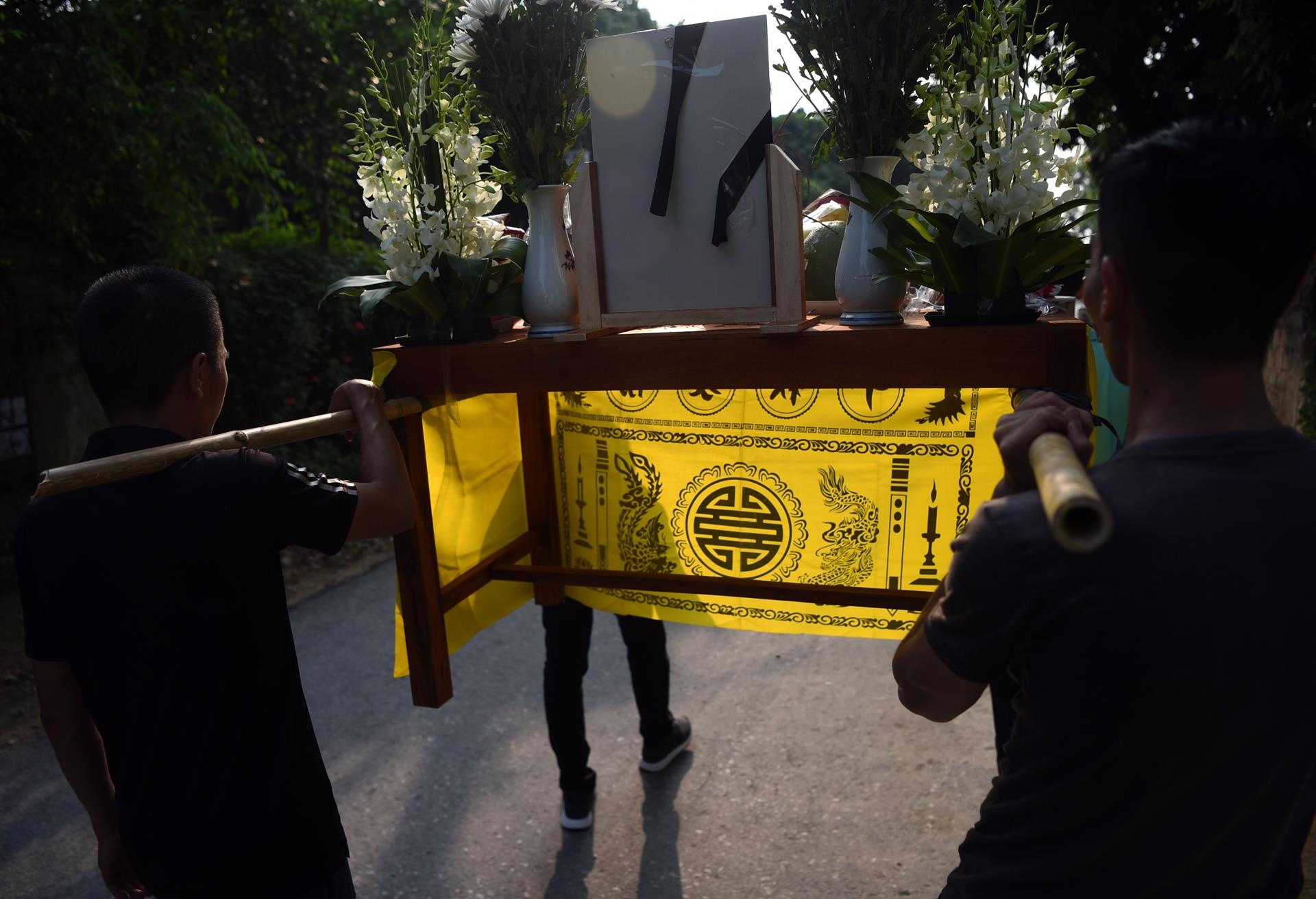 tang le be trai tu vong tren xe buyt anh 9