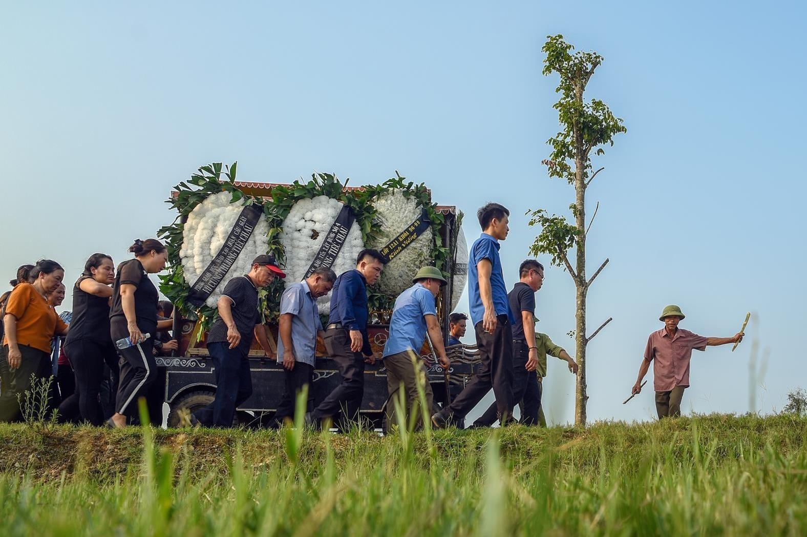 Dam tang day hoa trang cua be trai lop 1 truong Gateway hinh anh