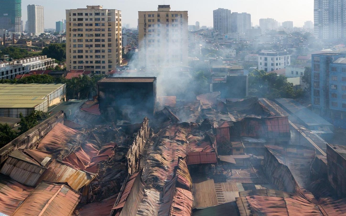 Hien truong tan hoang sau vu chay o Cong ty phich nuoc Rang Dong hinh anh