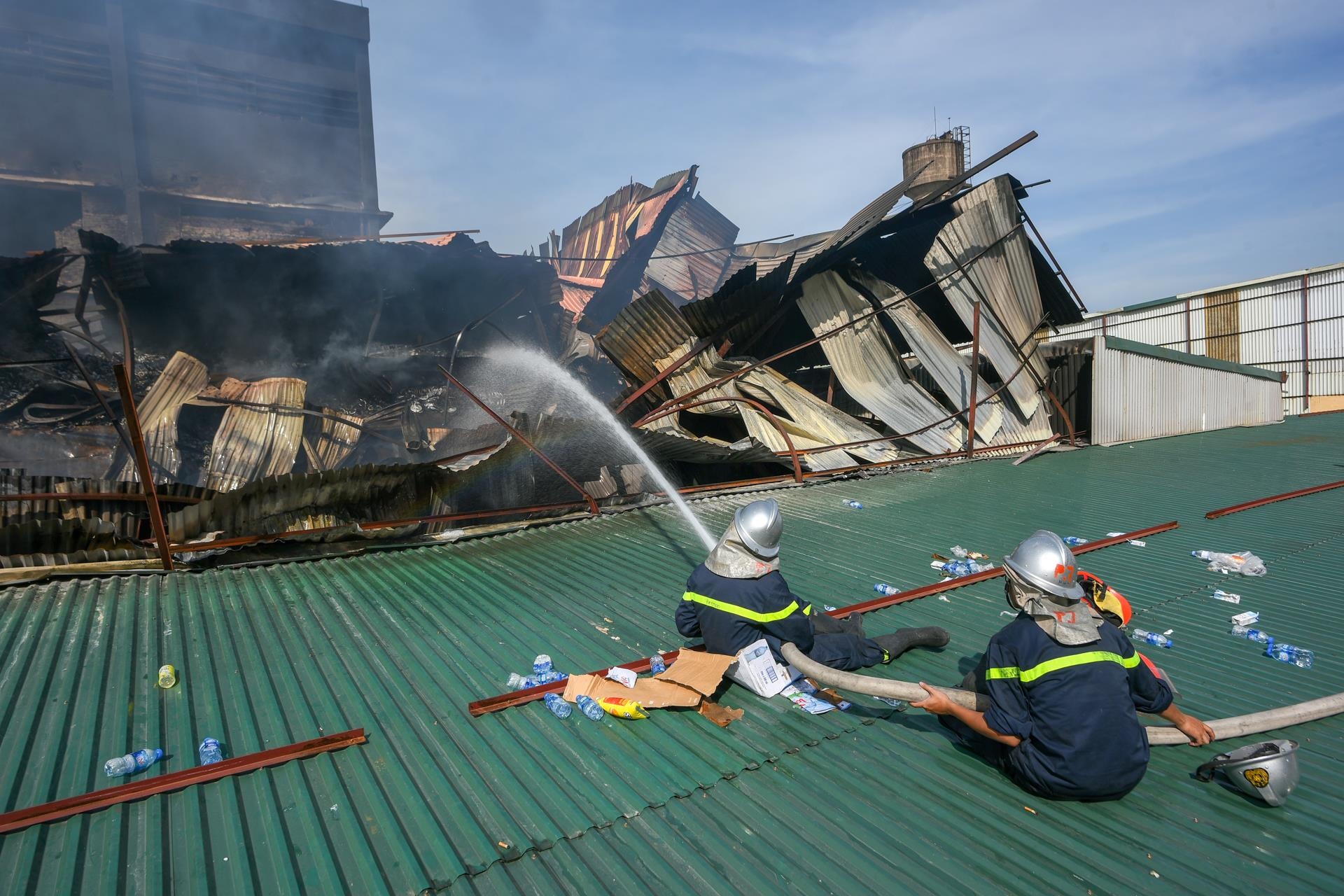 Hien truong vu chay nha may phich nuoc rang dong anh 5