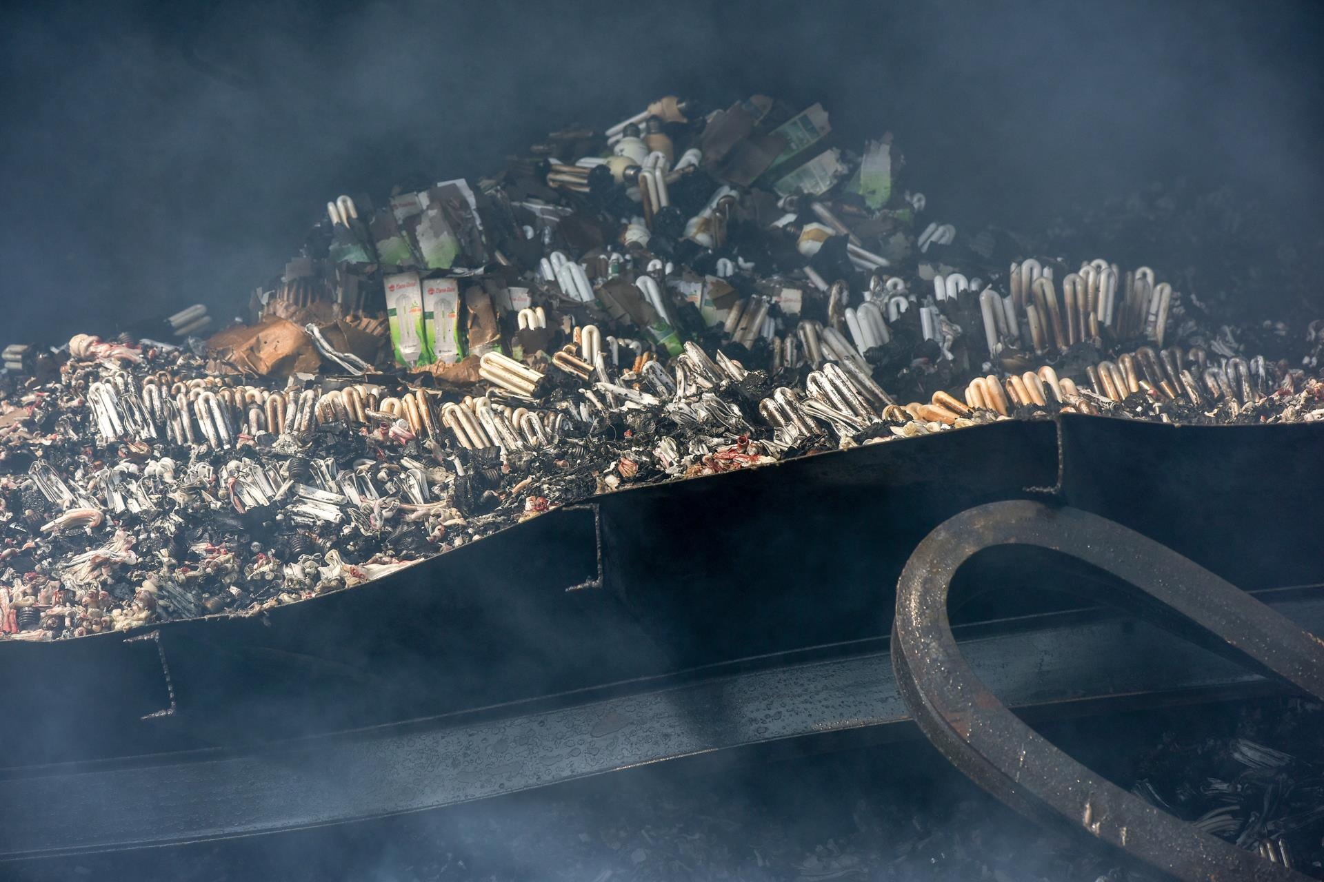 Hien truong vu chay nha may phich nuoc rang dong anh 6