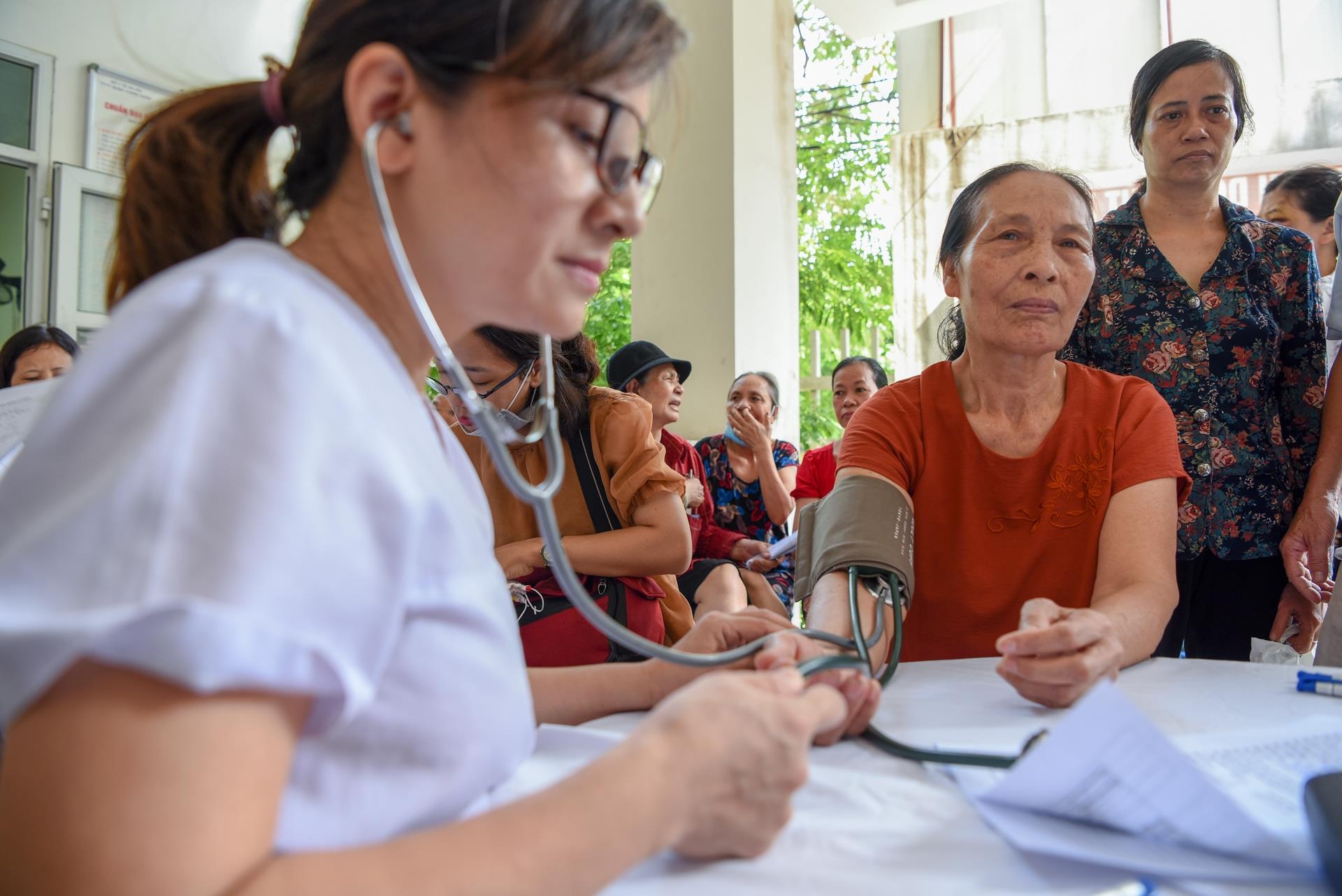 kham suc khoe nguoi dan sau vu chay rang dong anh 2