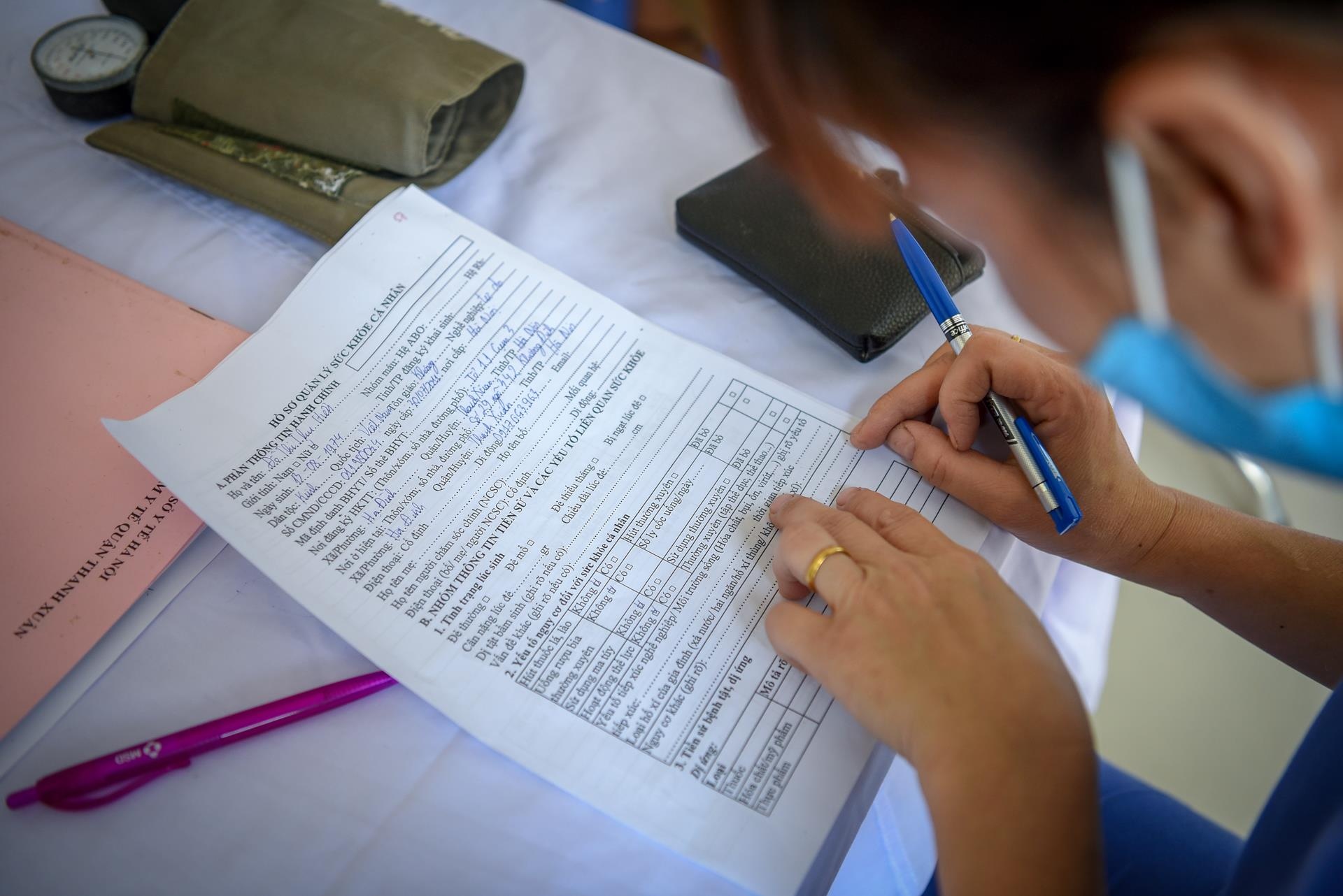 kham suc khoe nguoi dan sau vu chay rang dong anh 4