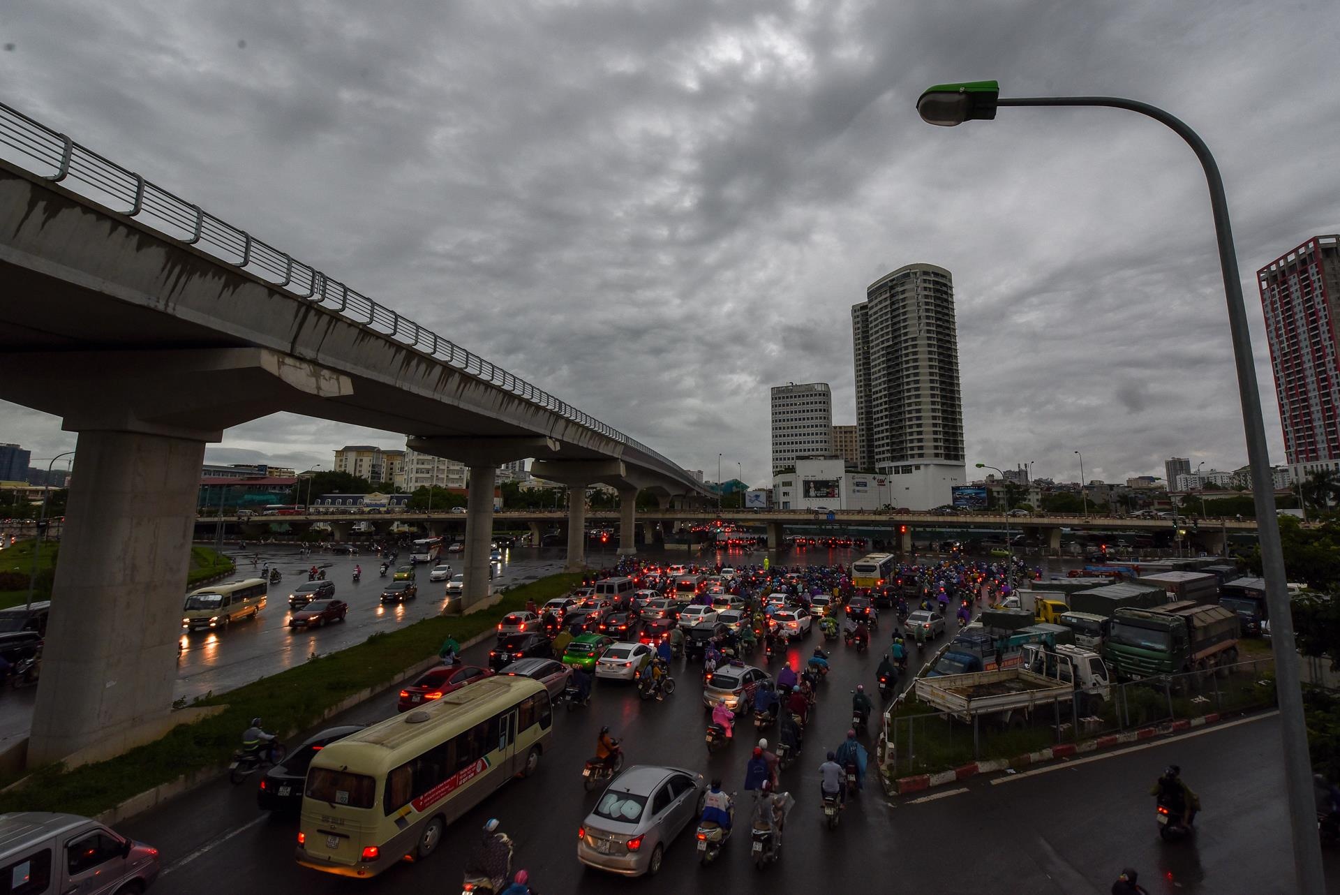 mua lon tac duong o Ha Noi anh 1