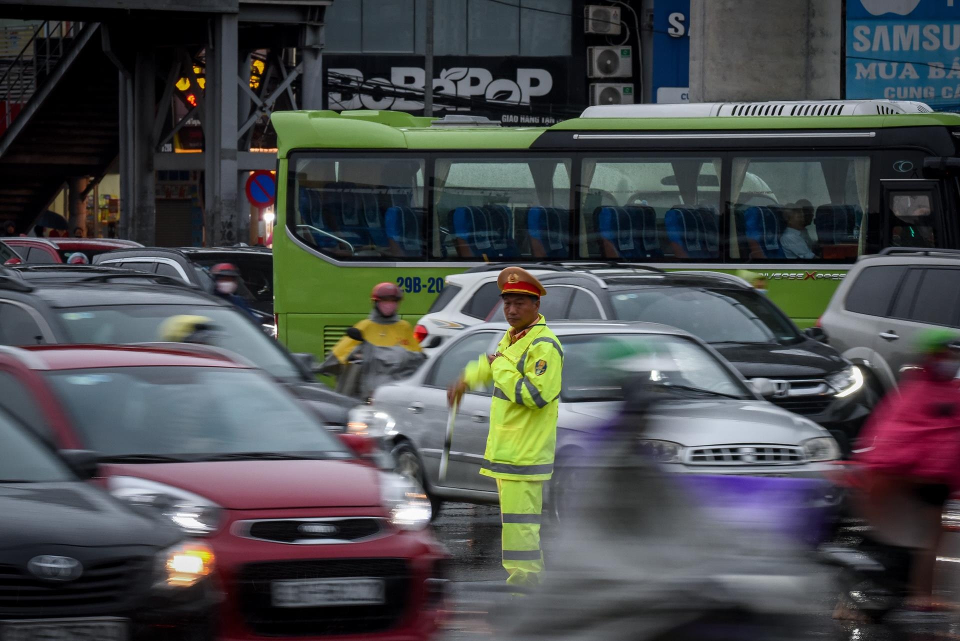 mua lon tac duong o Ha Noi anh 3