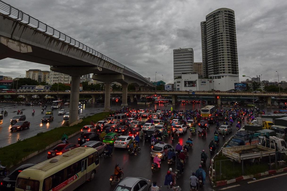 Troi toi thui, nguoi dan chat vat di lam trong canh un tac hinh anh