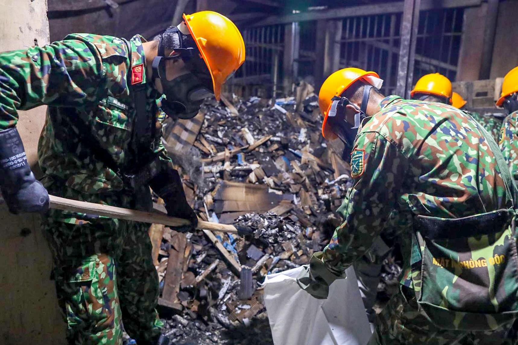 Canh quan doi tay doc hien truong vu chay Rang Dong hinh anh