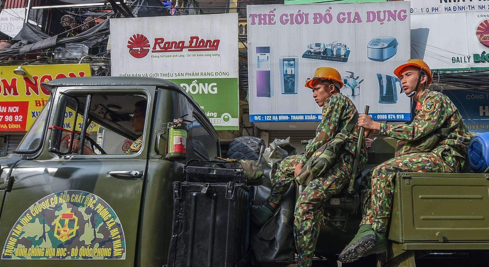 Dan xe quan doi den Rang Dong tay doc hinh anh