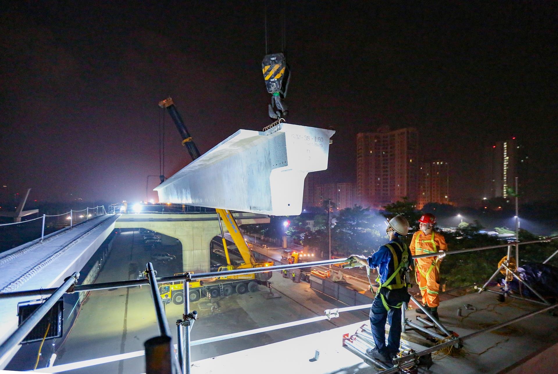 Canh lap dat phien dam 70 tan o cong truong duong tren cao 5.000 ty hinh anh