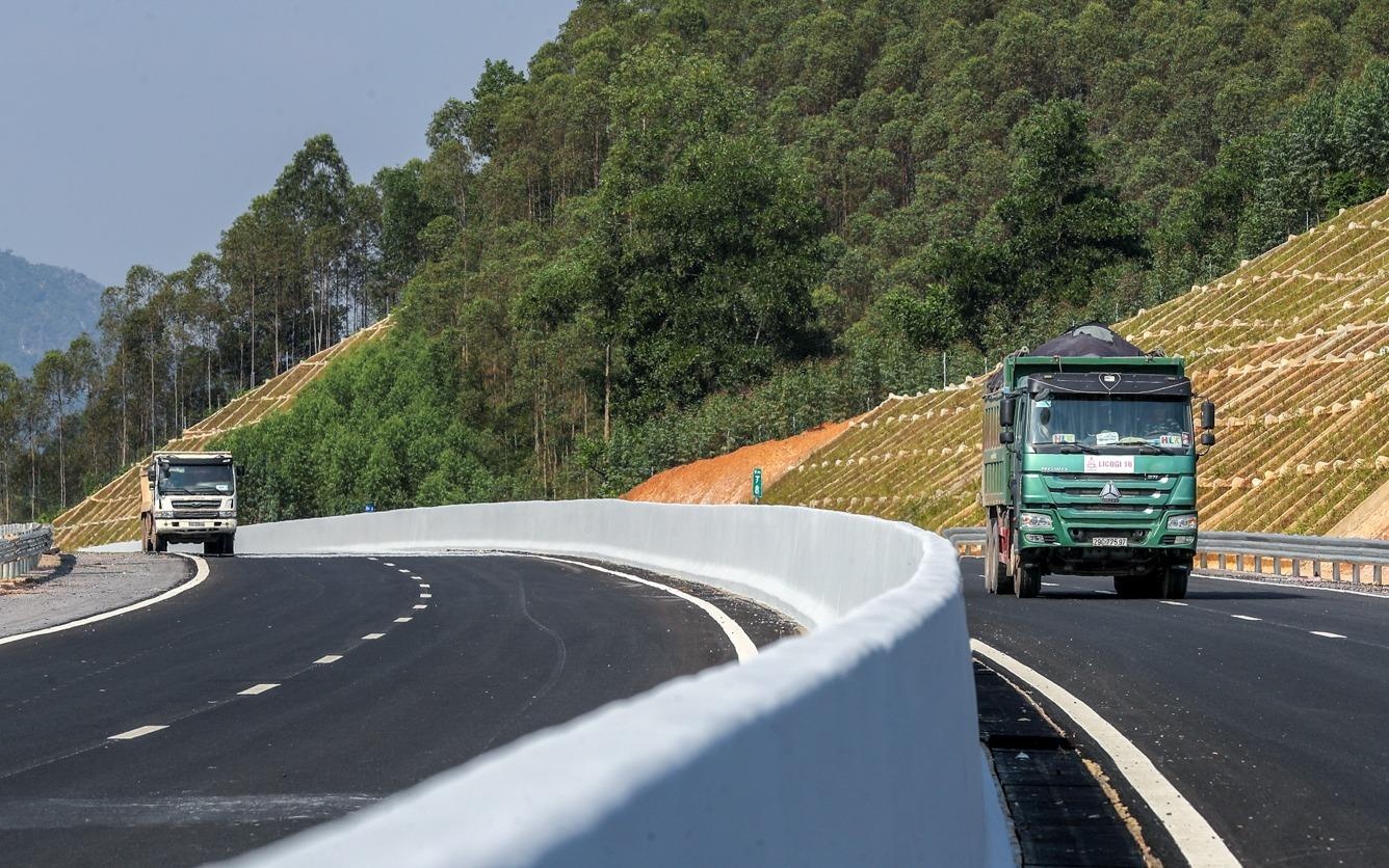 Toan canh cao toc Bac Giang - Lang Son 12.000 ty truoc khi thong xe hinh anh