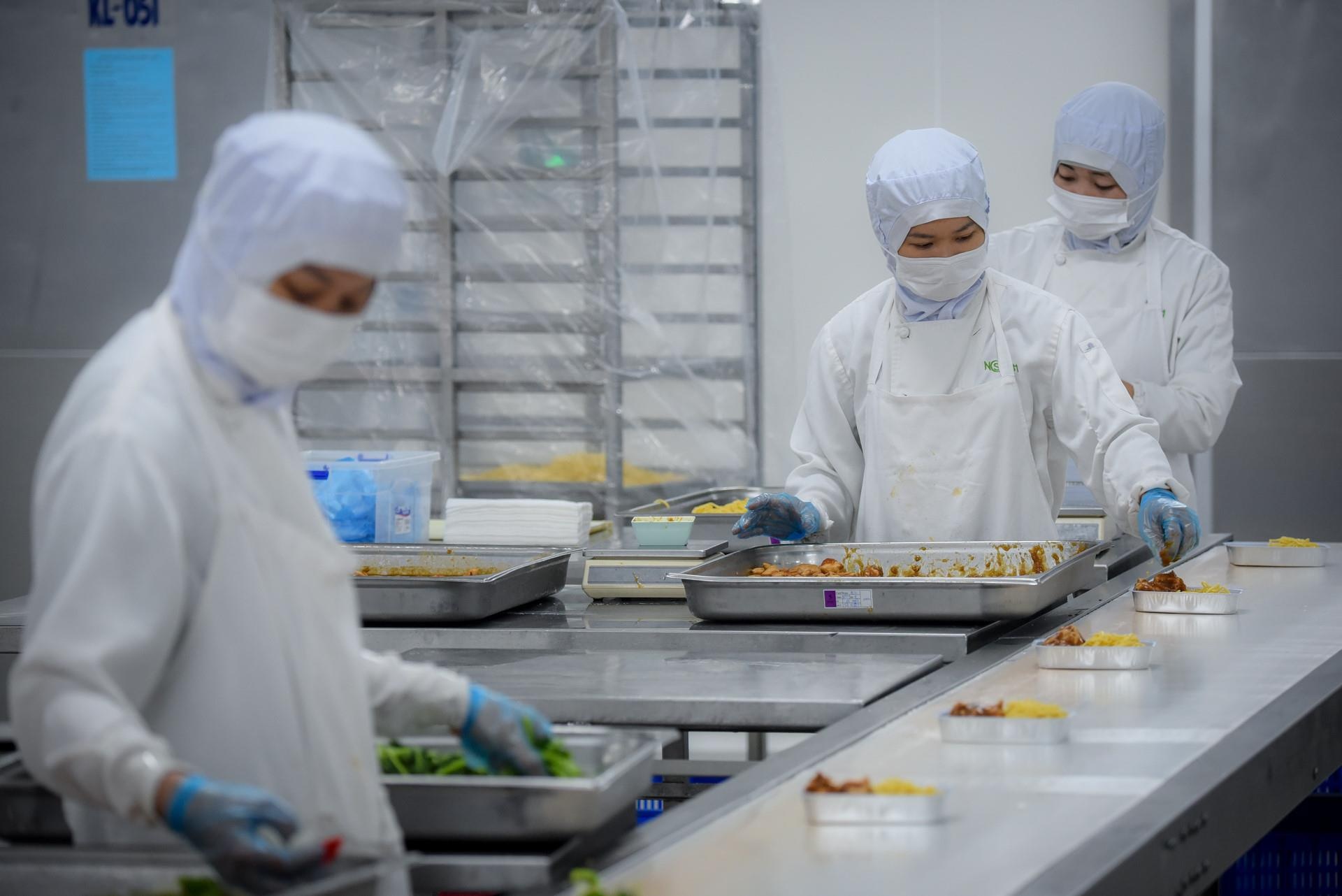 Khu bep khong lo o Noi Bai che bien suat an tren may bay hinh anh