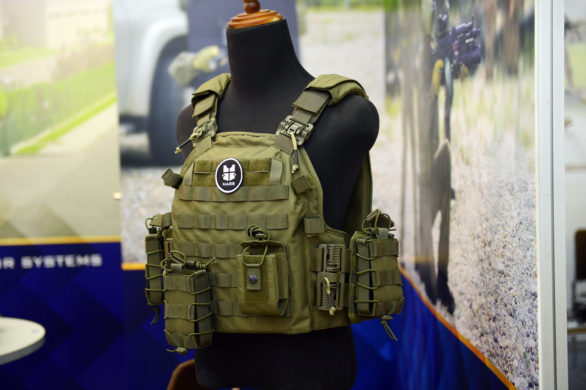 trien lam vu khi anh 10