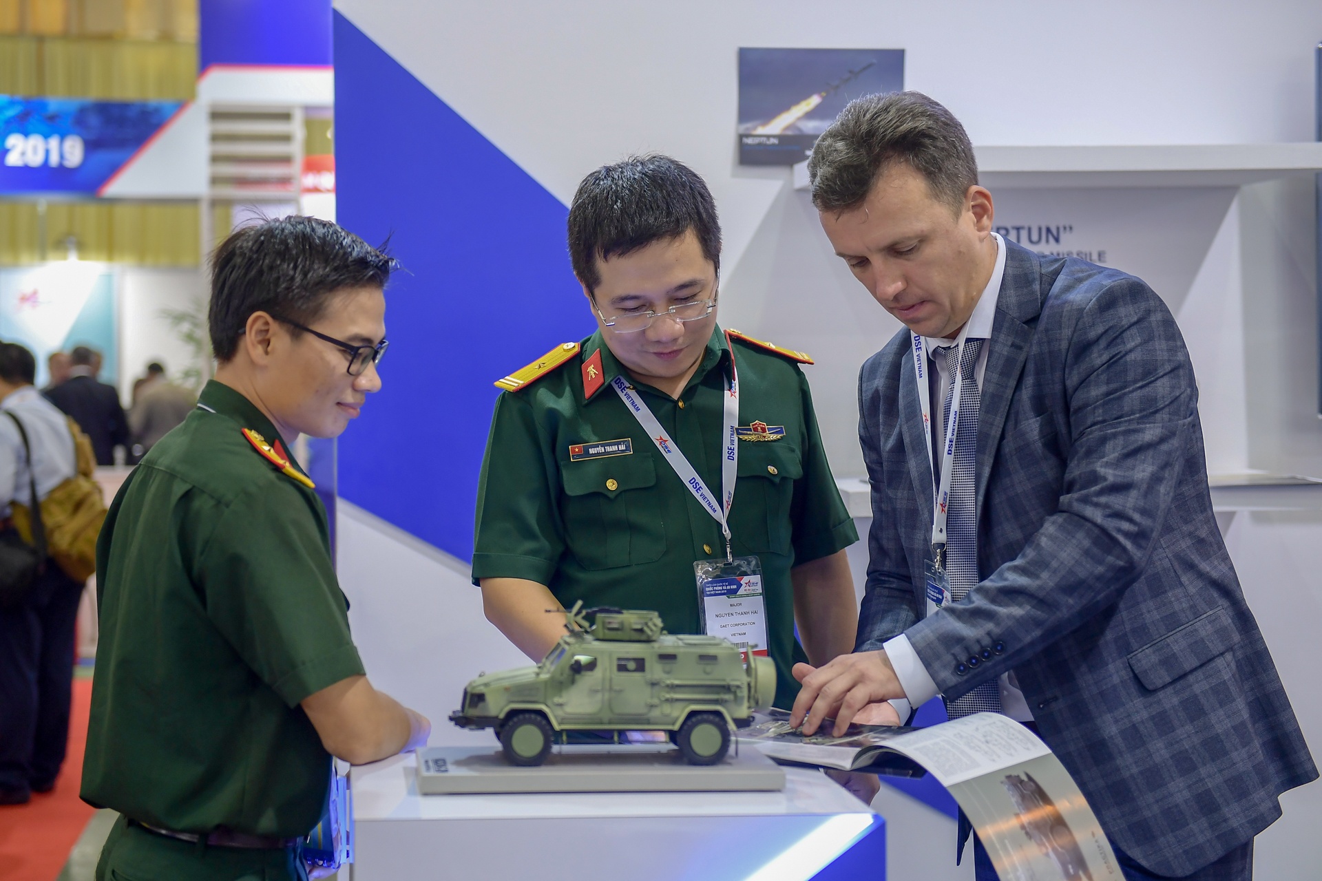 trien lam vu khi anh 2