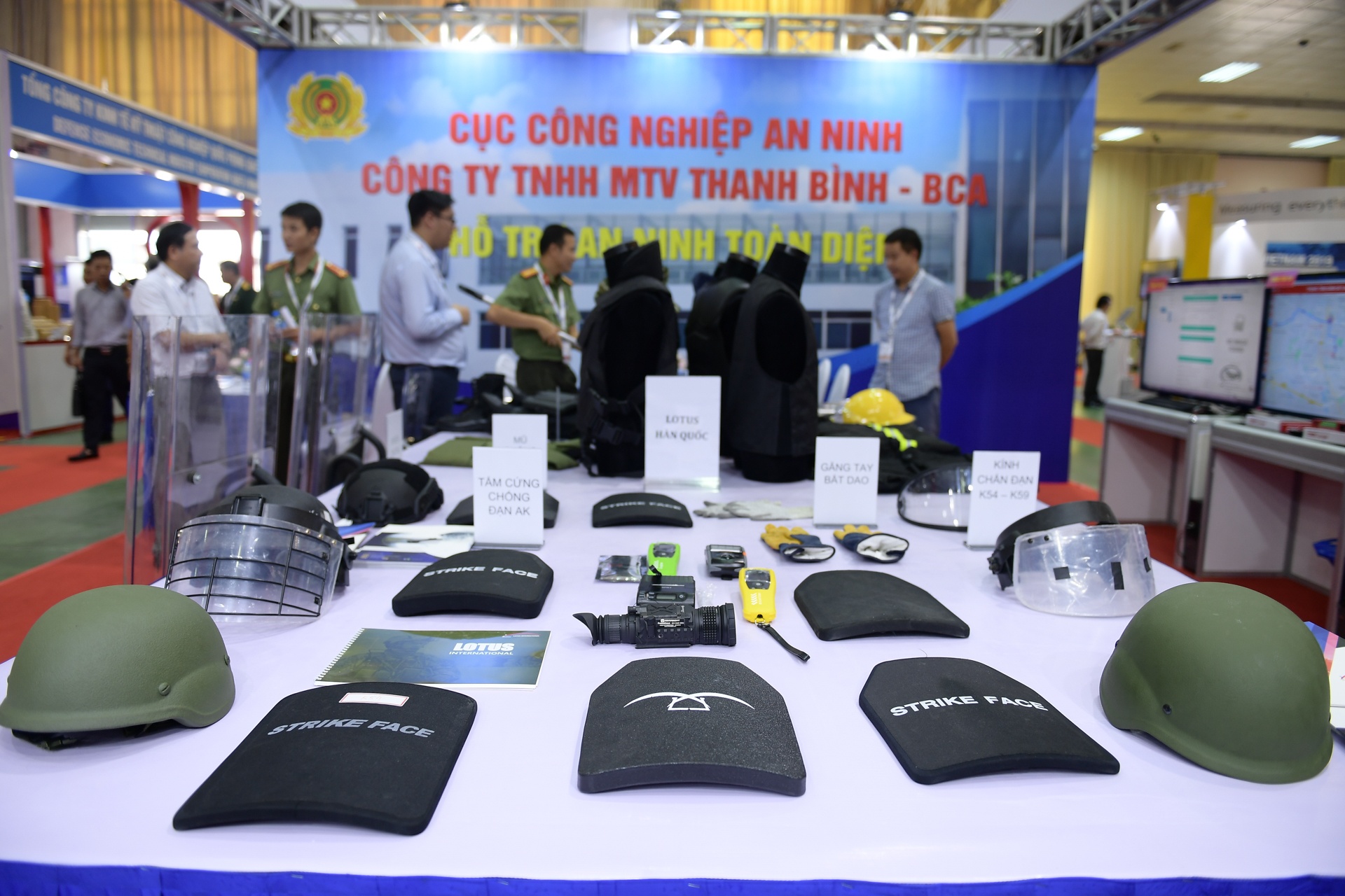 trien lam vu khi anh 3