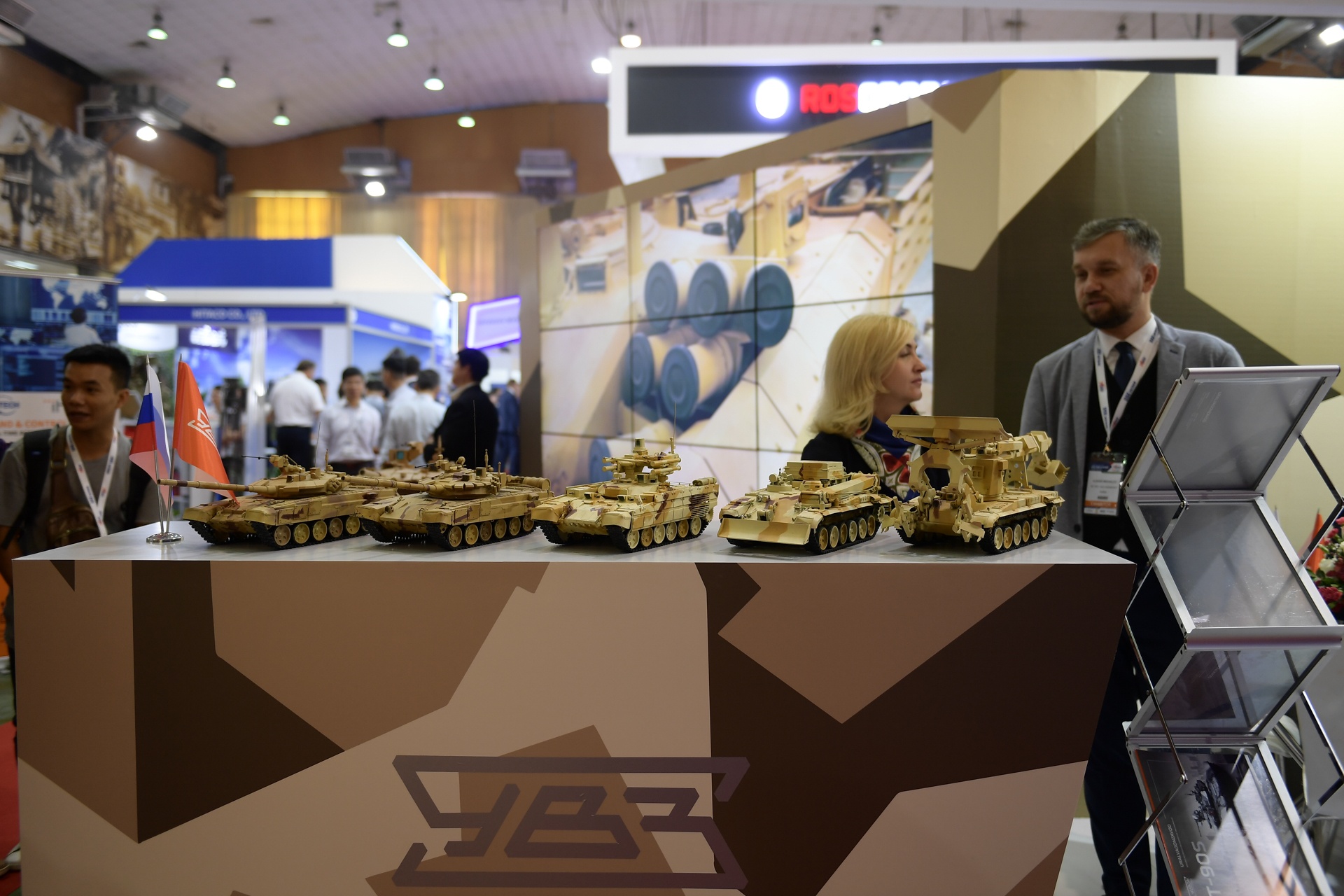 trien lam vu khi anh 9