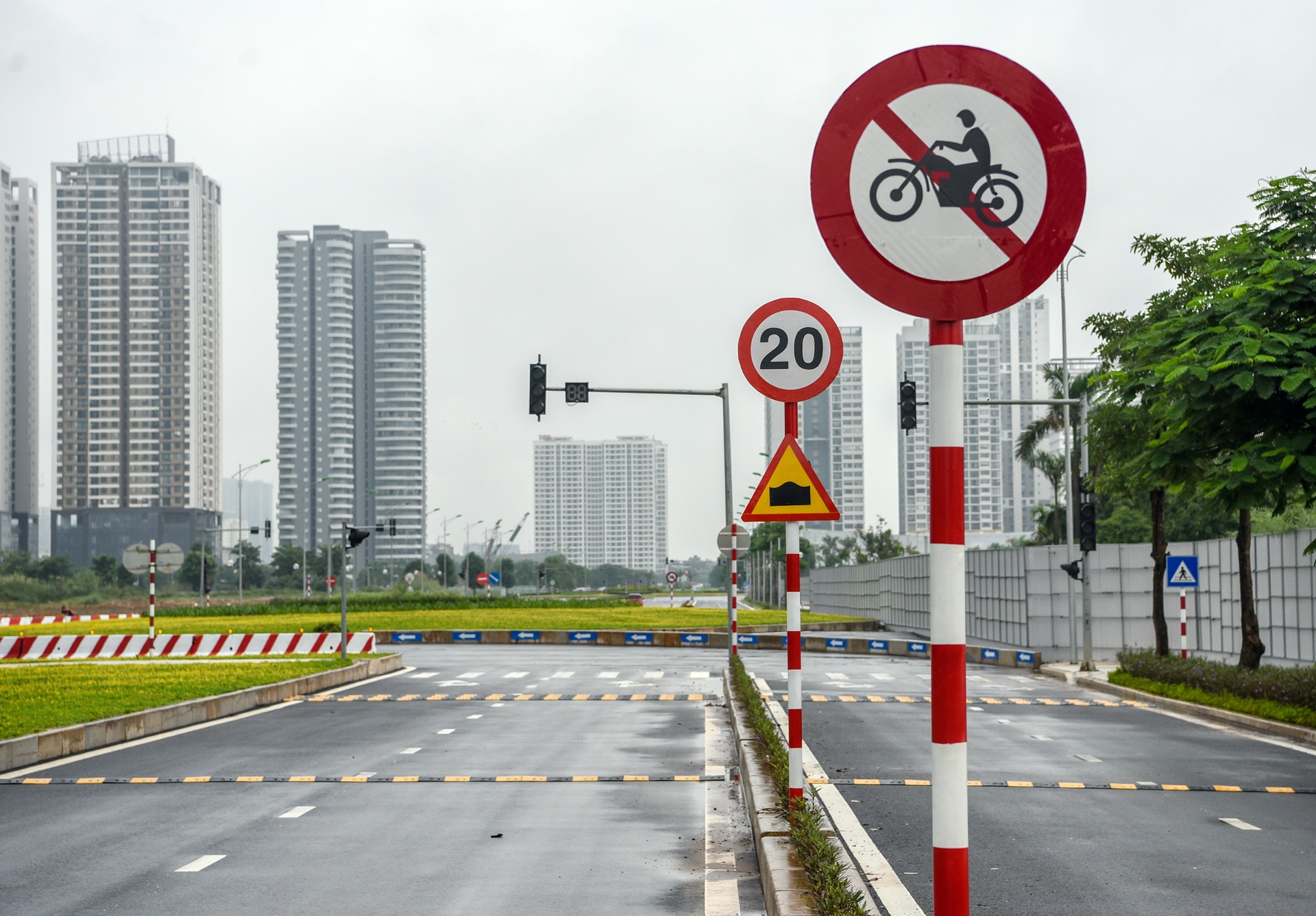 thong xe duong nguyen van huyen keo dai anh 4