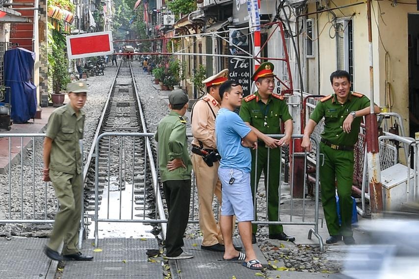 Xom ca phe duong tau Phung Hung vang hoe ngay bi dong cua hinh anh