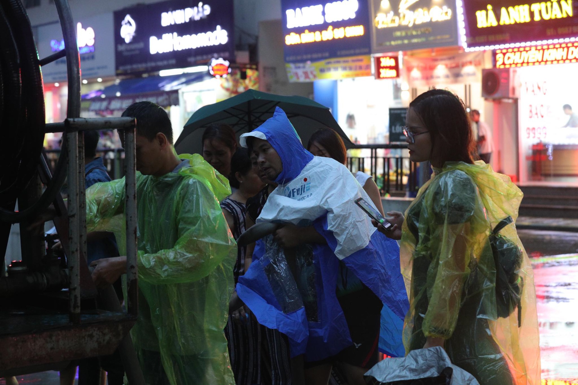 xep hang lay nuoc anh 10