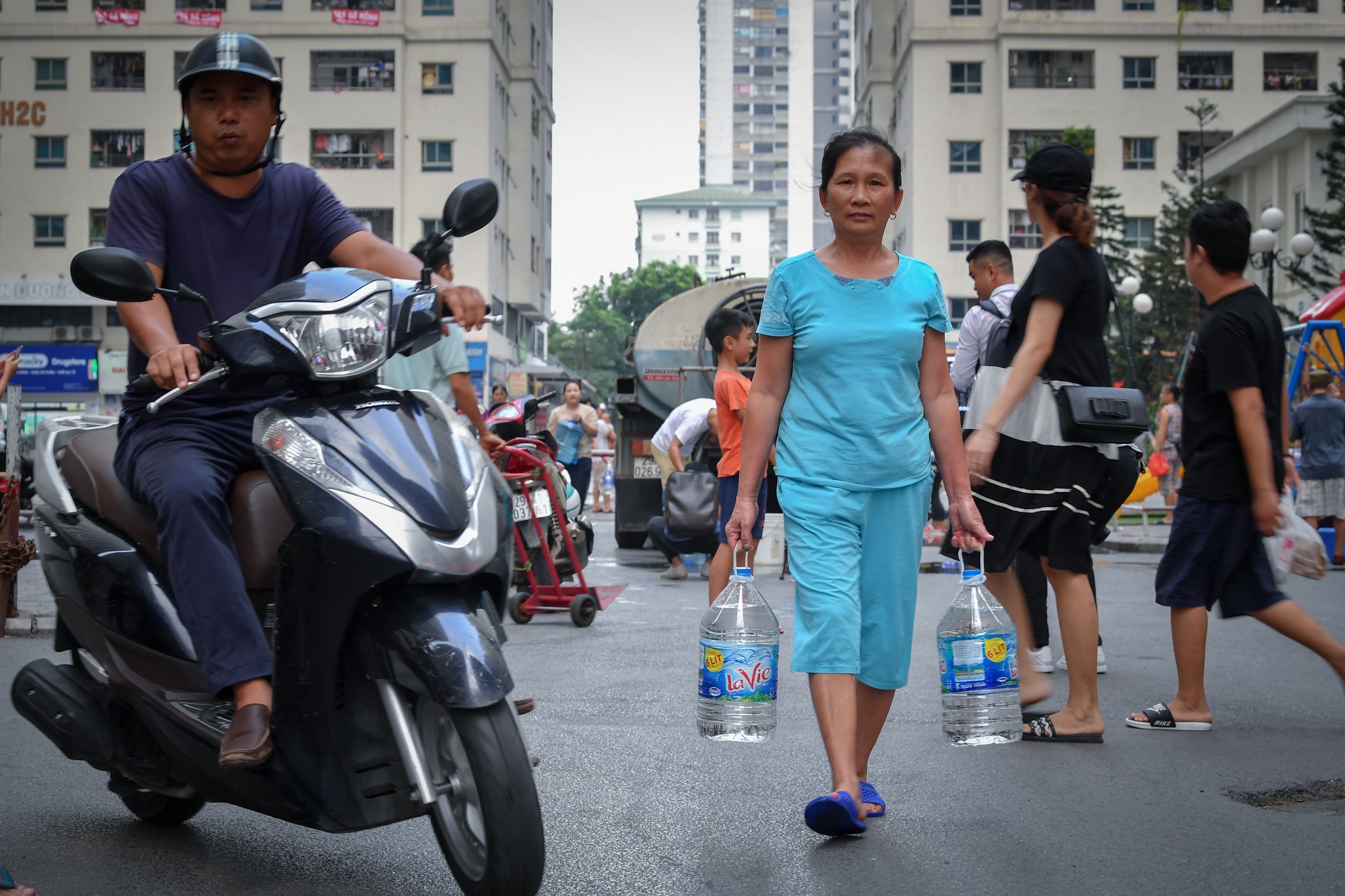 xep hang lay nuoc anh 6