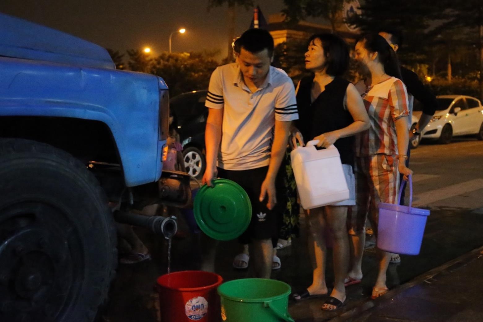 Cu dan cac khu do thi xep hang lay nuoc sach luc nua dem hinh anh