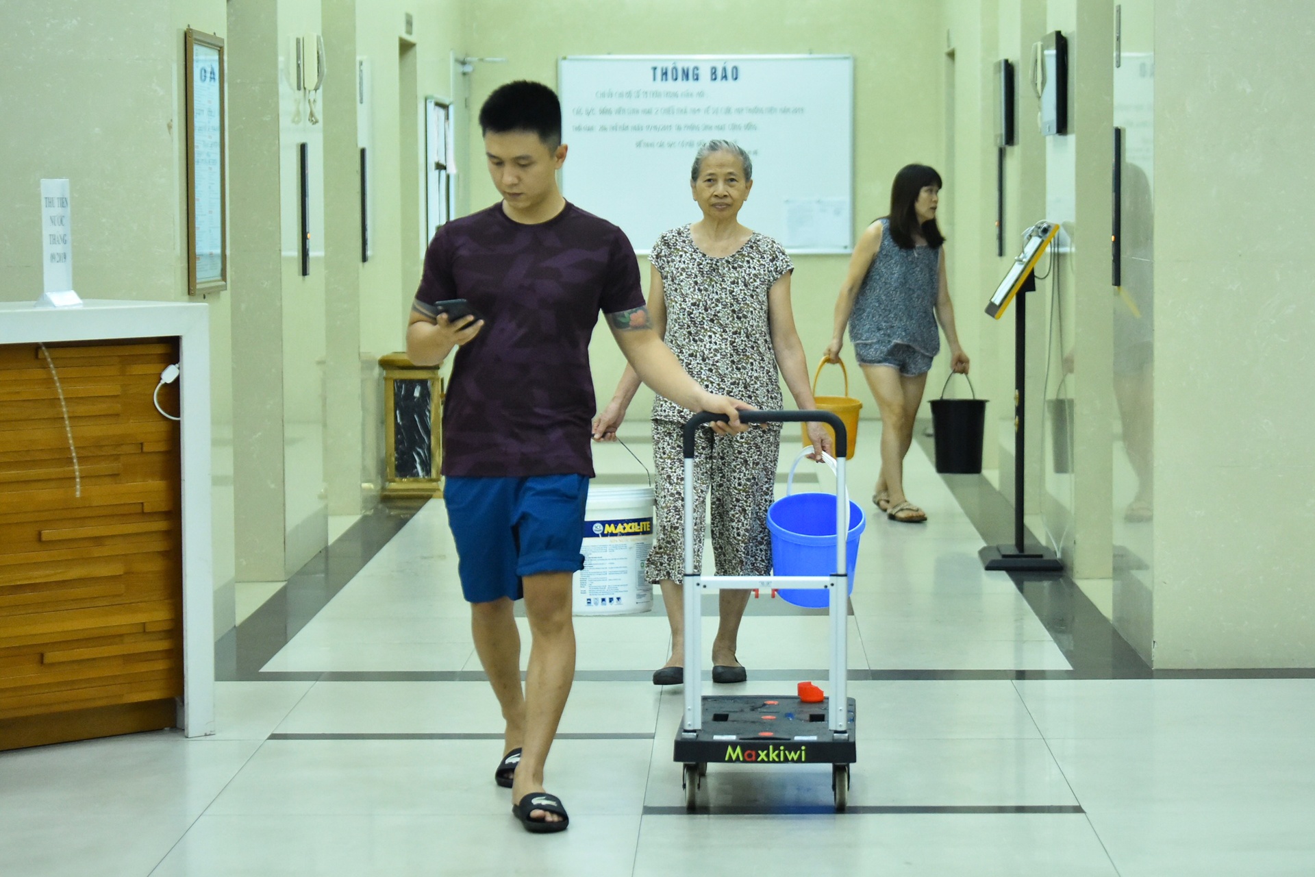 xep hang lay nuoc anh 6