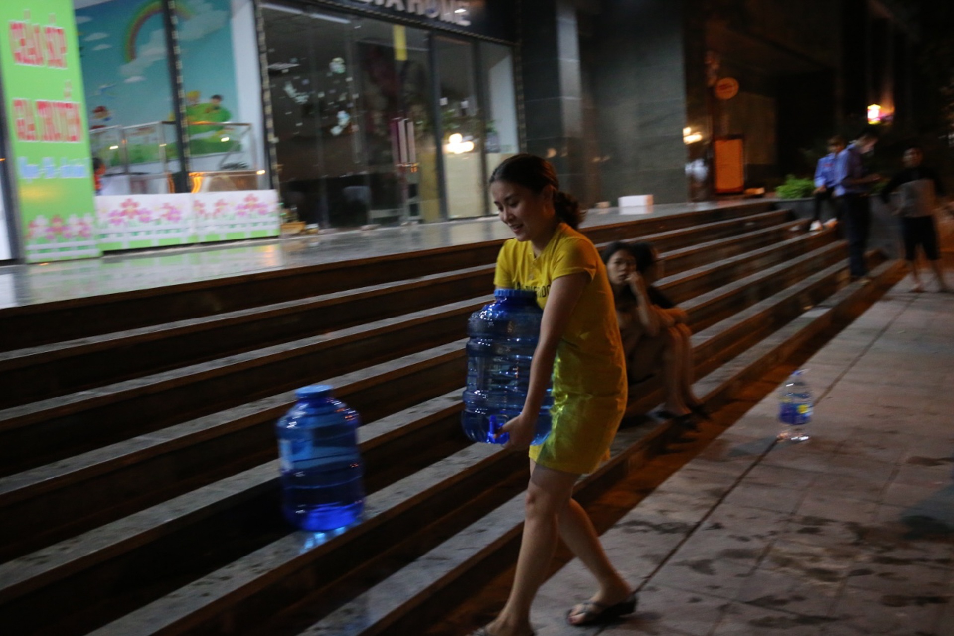 xep hang lay nuoc anh 8