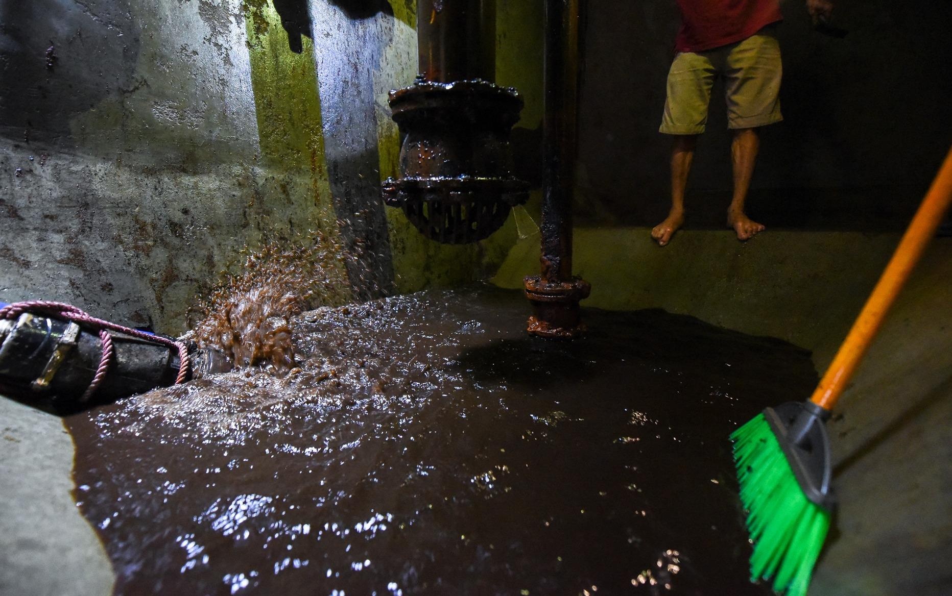 Nuoc den kit, mui dau nong nac khi thau rua be chung cu Ha Noi hinh anh