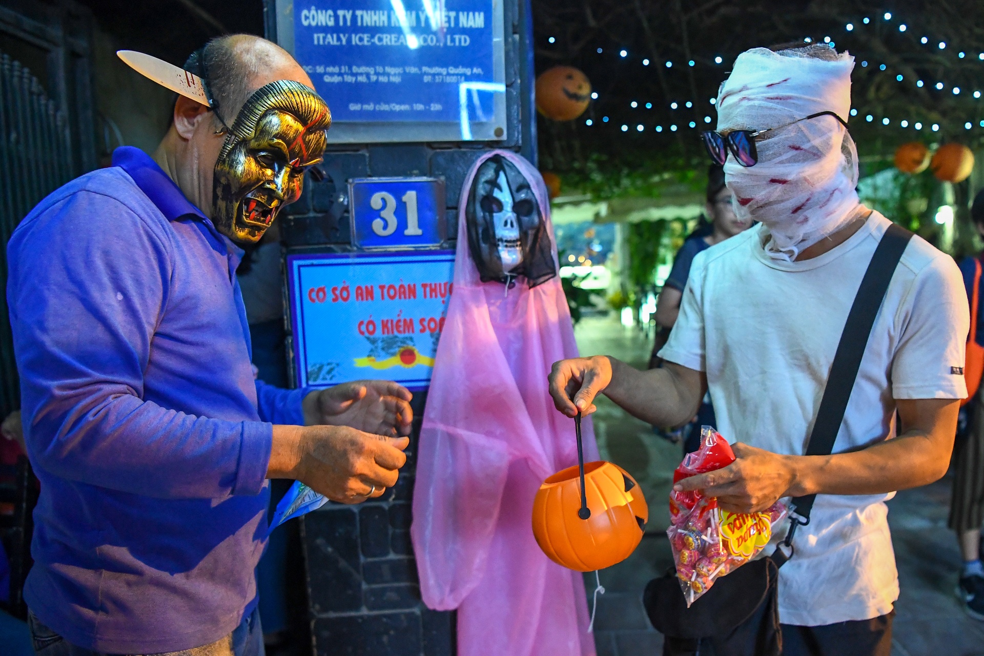 Khong khi Halloween som o Ha Noi hinh anh