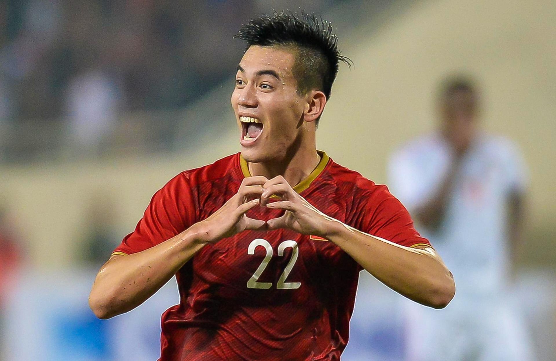 Xem VN - UAE, khach bi 'chem' 400.000 gui oto, 50.000 mot chai nuoc hinh anh