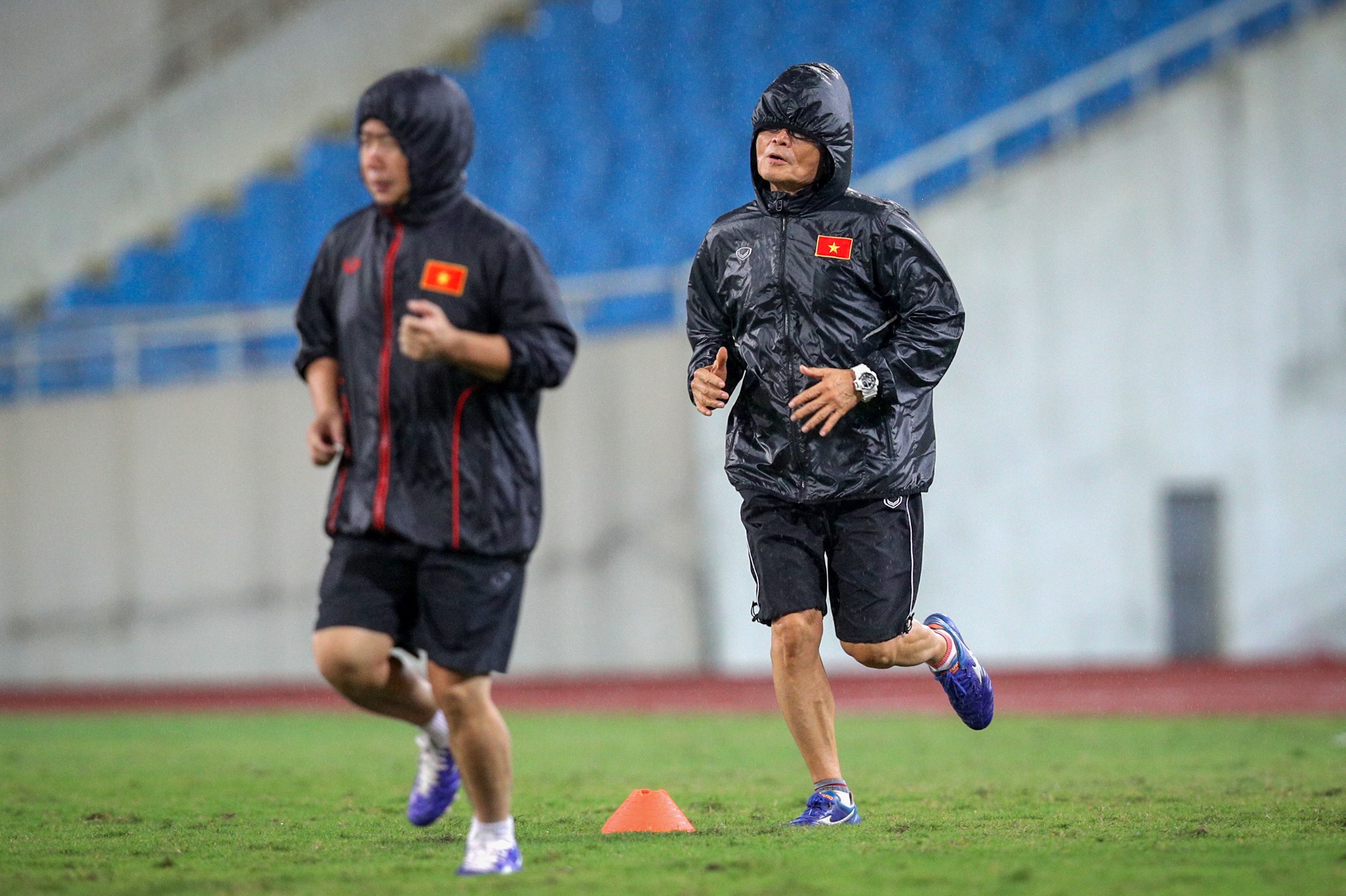 doi tuyen viet nam luyen tap anh 8