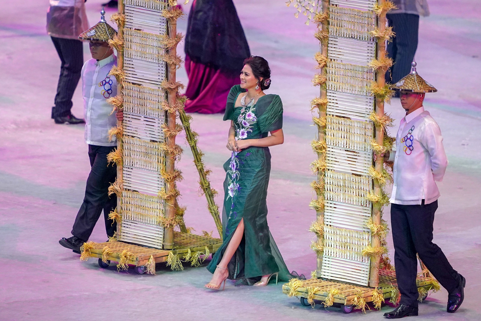 nhan sac dan hoa hau dem khai mac sea games 30 anh 8