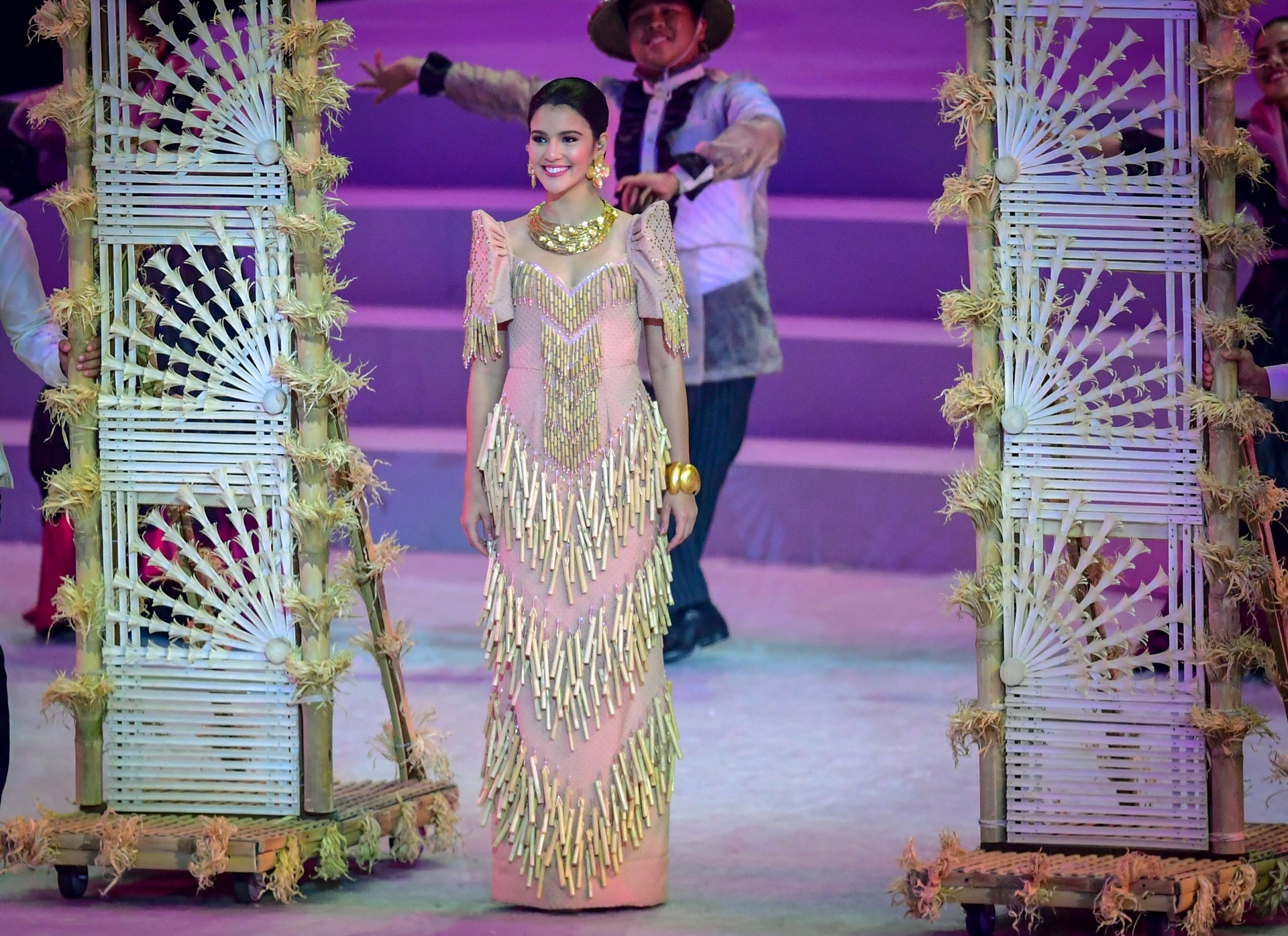 nhan sac dan hoa hau dem khai mac sea games 30 anh 9