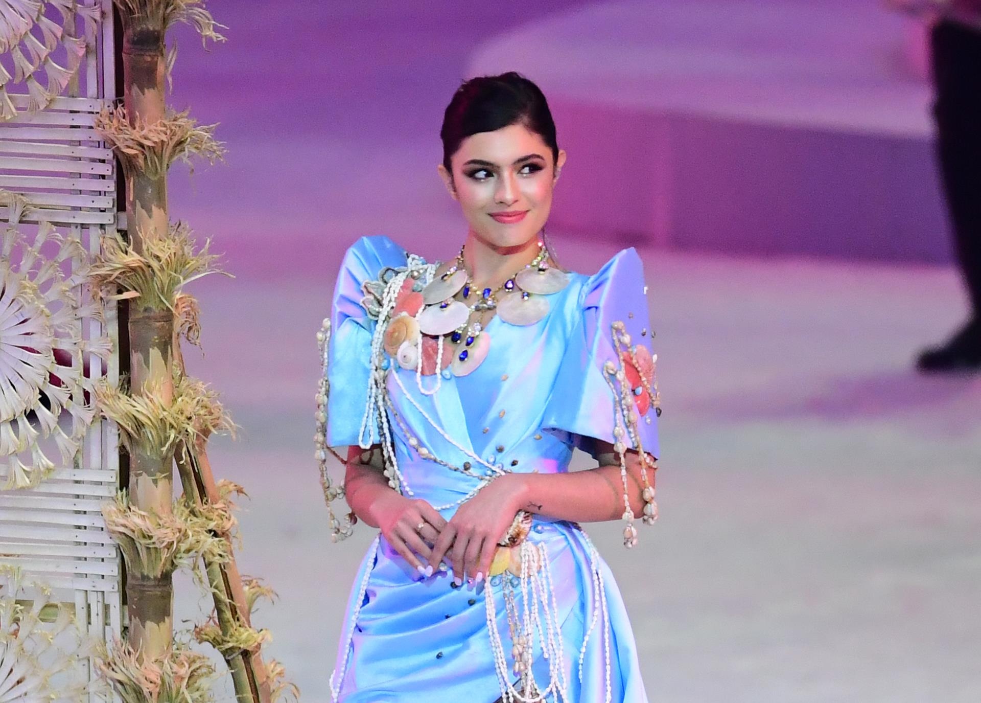 Dan hoa hau Philippines trong dem khai mac SEA Games 30 hinh anh