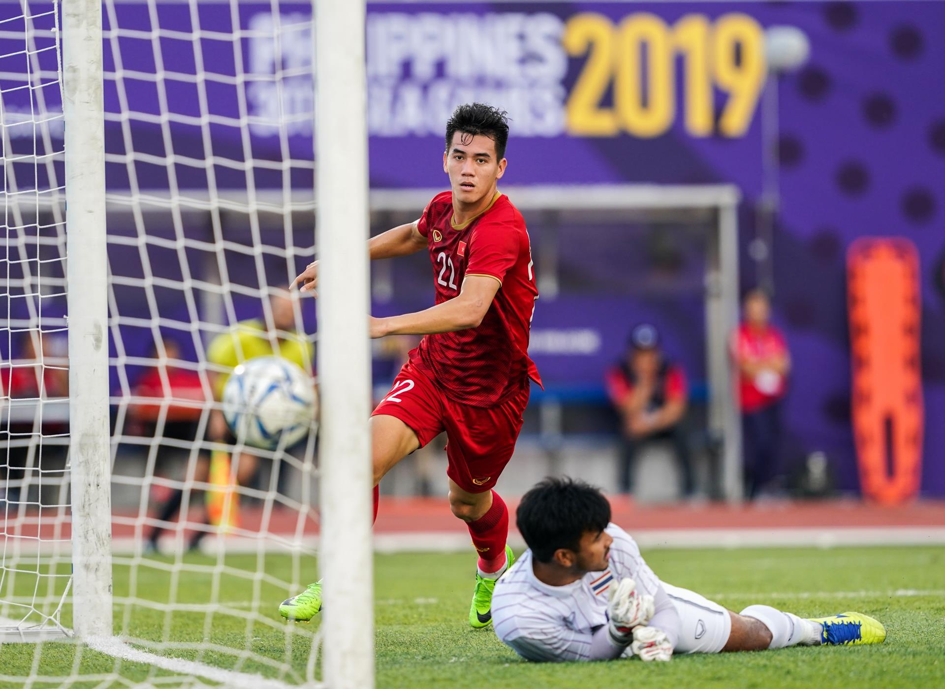 Khoanh khac Tien Linh giup U22 Viet Nam loai nguoi Thai khoi SEA Games hinh anh