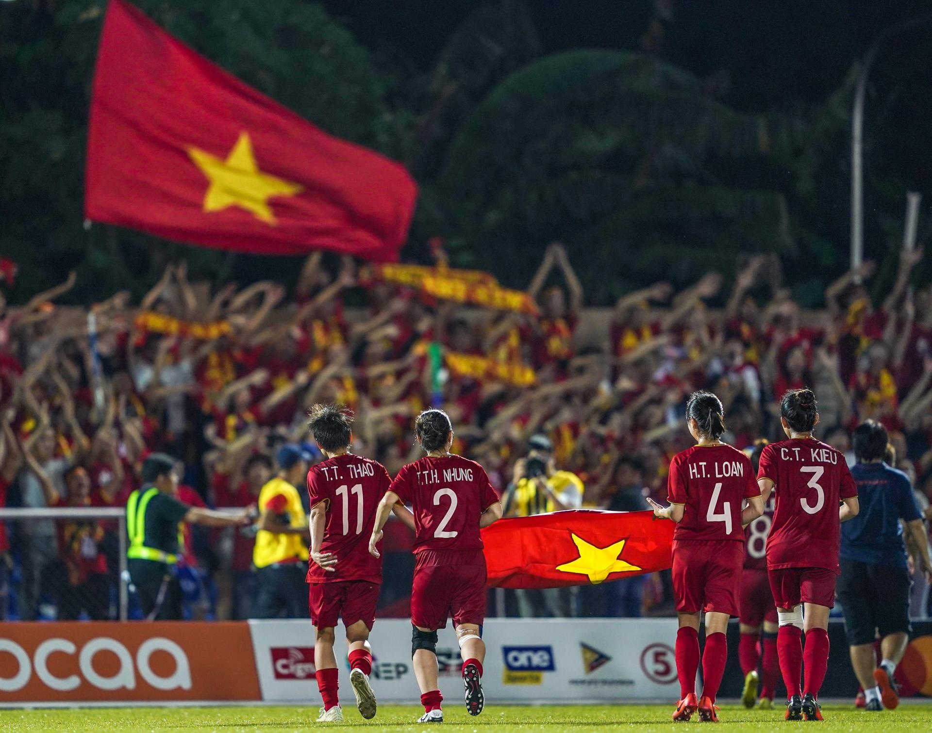 Lan dau khan gia phu kin san co vu tuyen nu Viet Nam hinh anh