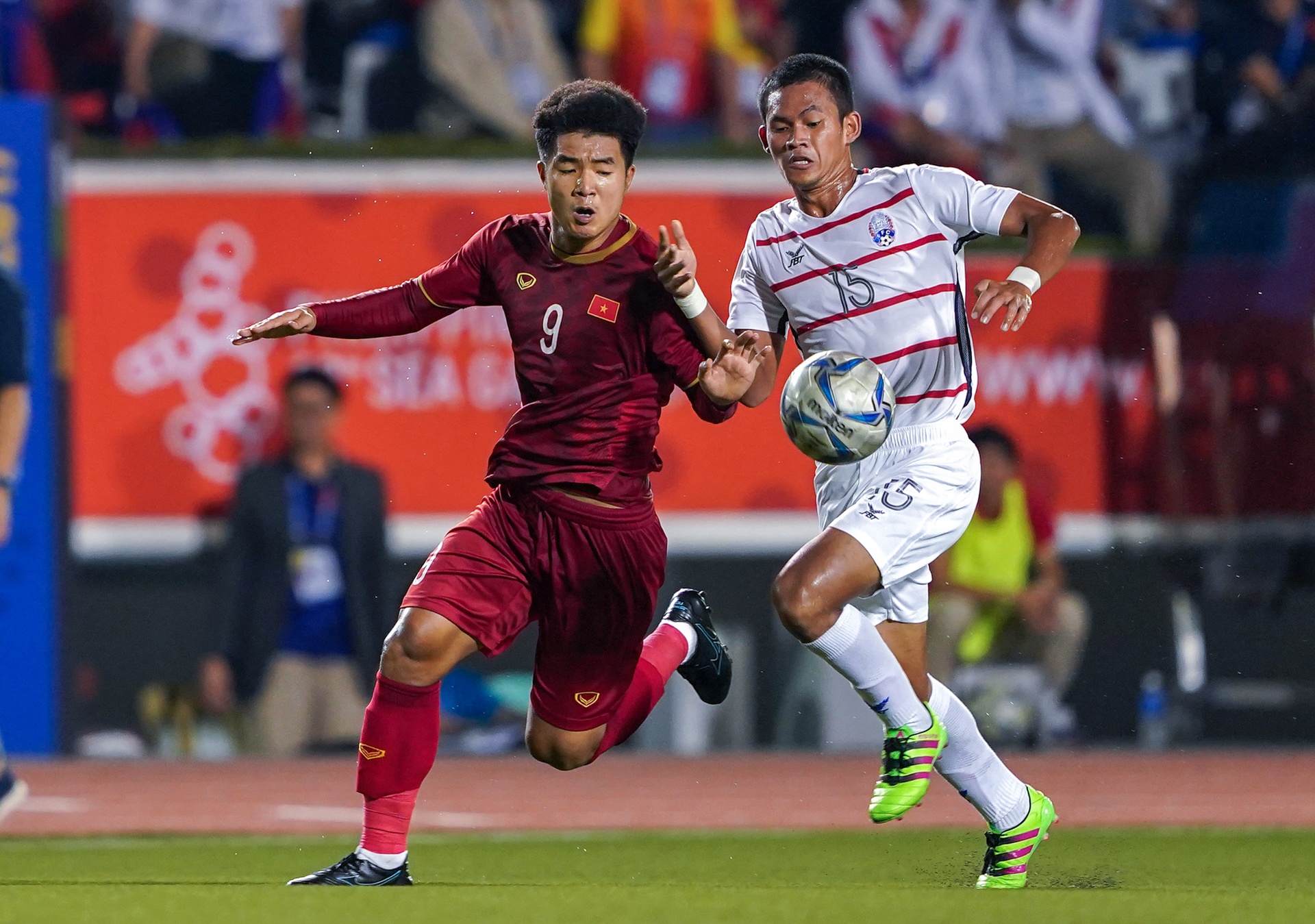 hà đức chinh lập hattrick đưa việt nam vào chung kết ảnh 1 ha duc chinh lap hattrick dua viet nam vao chung ket anh 1