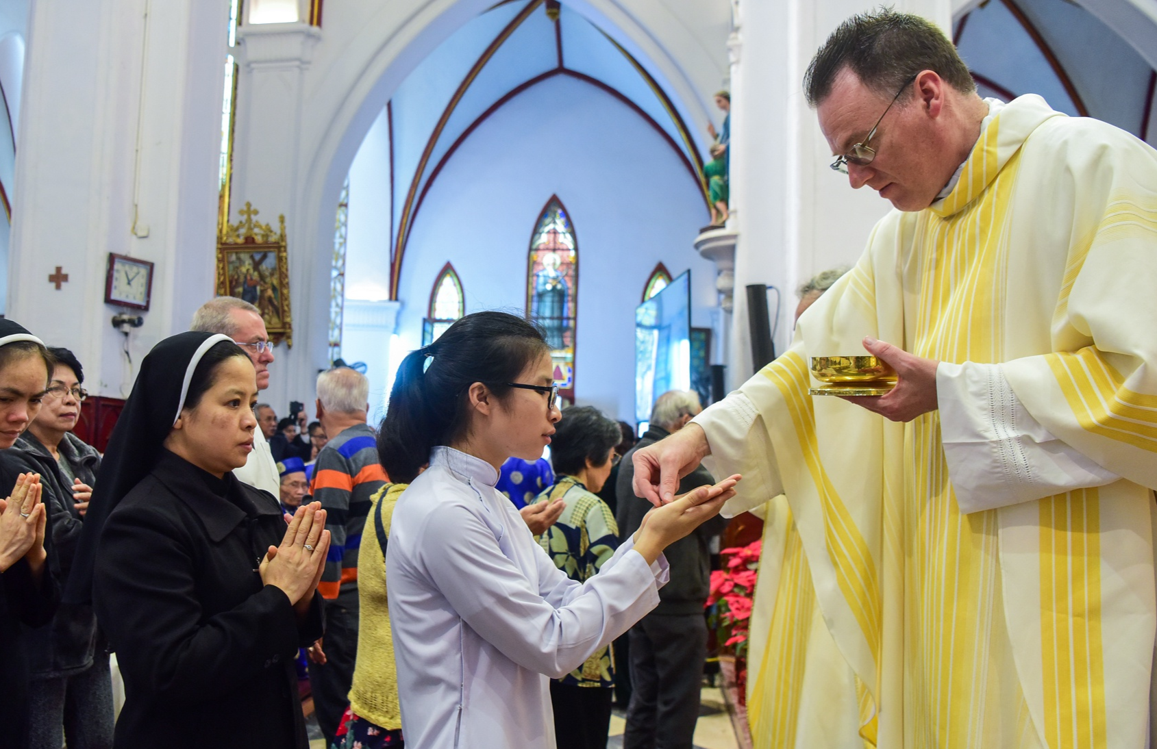 Nghi le ban phuoc cho giao dan du Thanh le o Ha Noi hinh anh