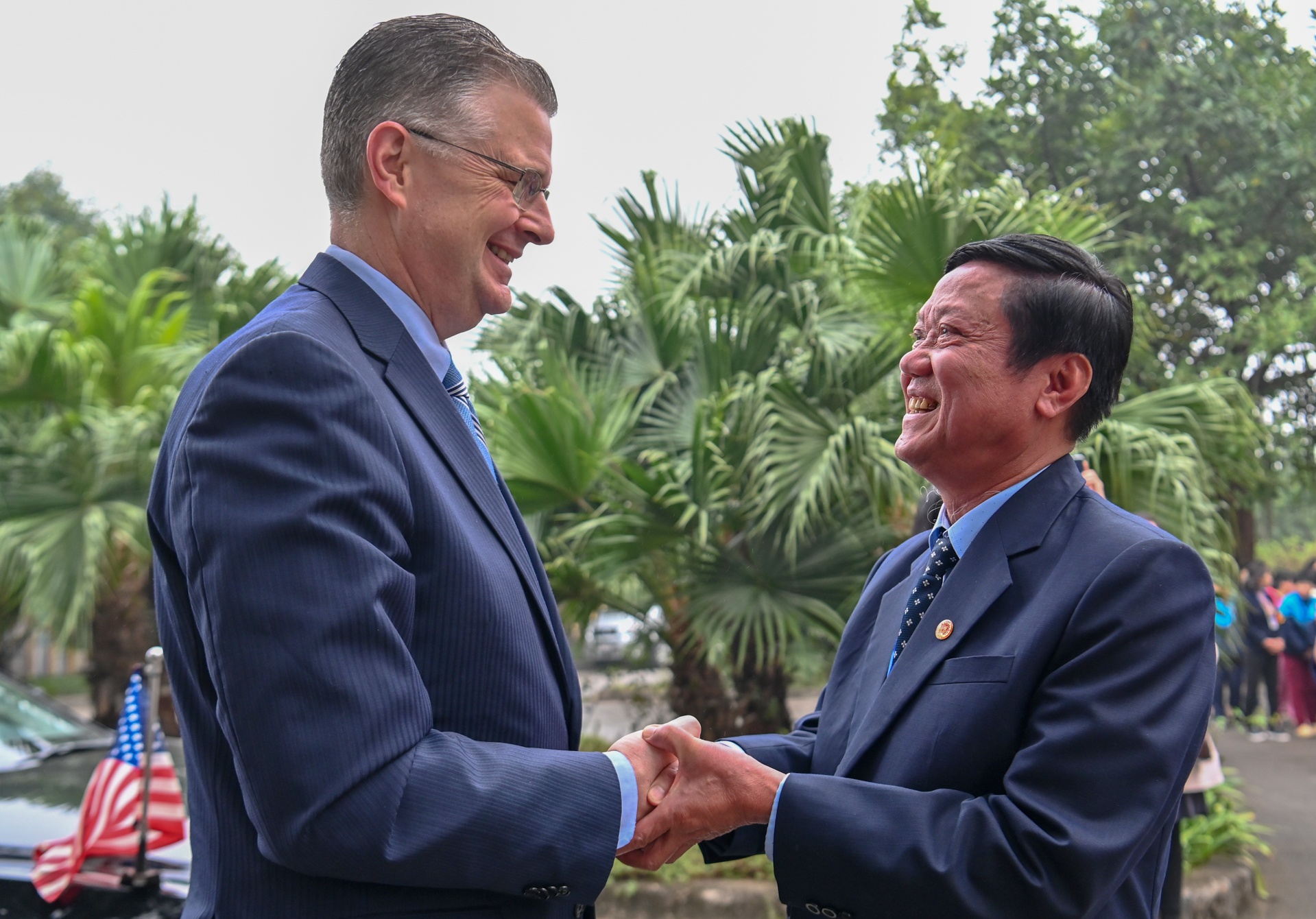 Dai su My tham ngoi lang doc nhat VN, mua khan tho cam tang con gai hinh anh