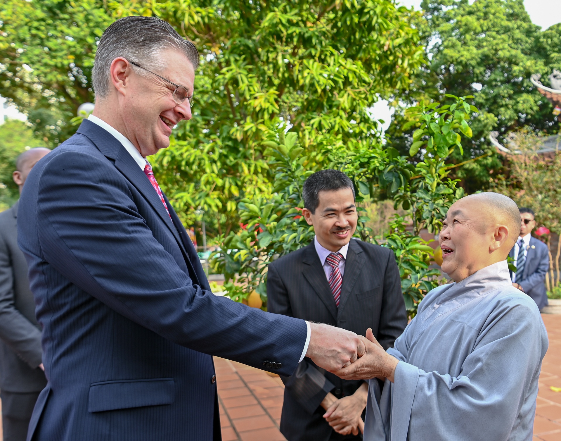 dai su my tha ca chep anh 2