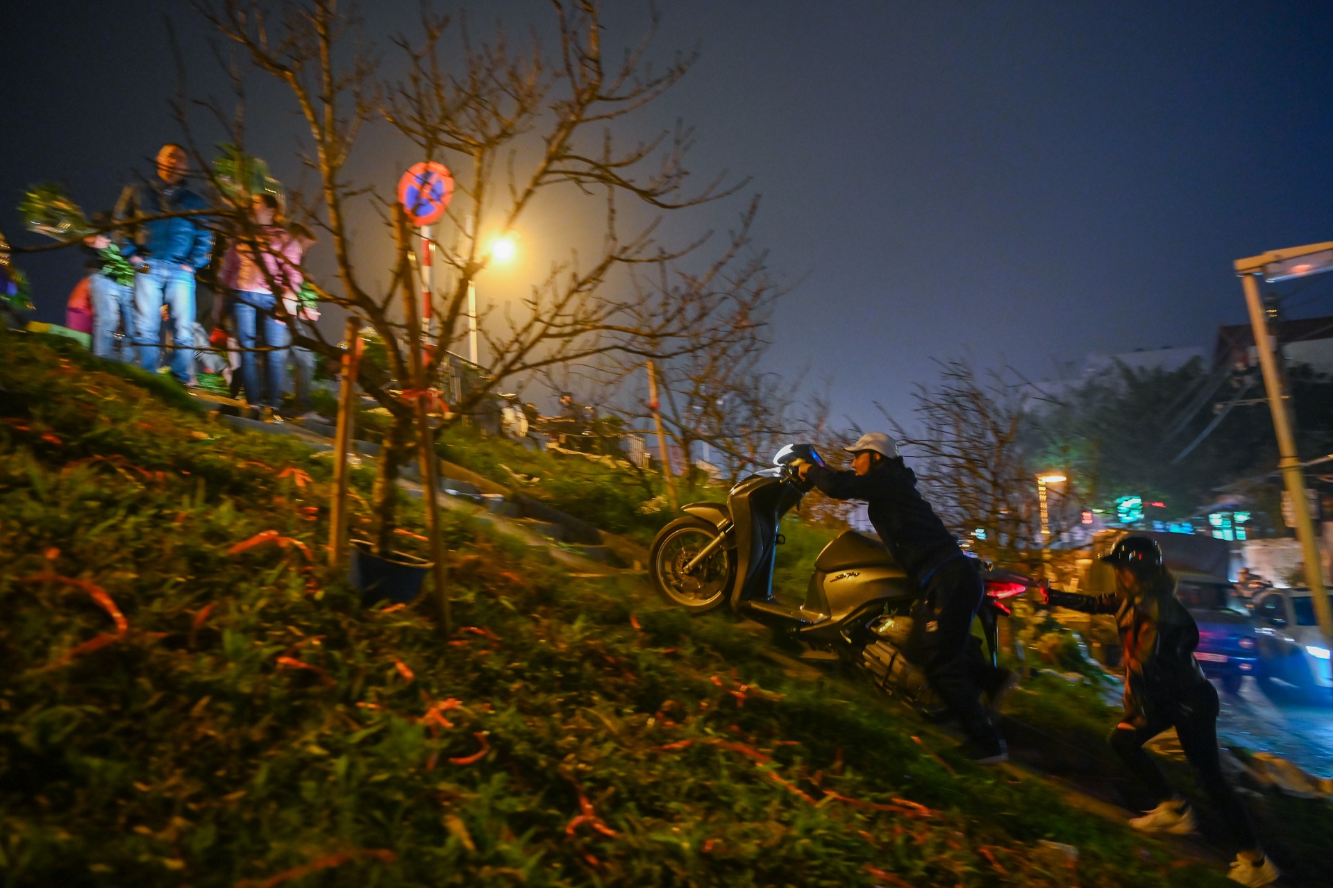 cho hoa quang ba un tac keo dai anh 10