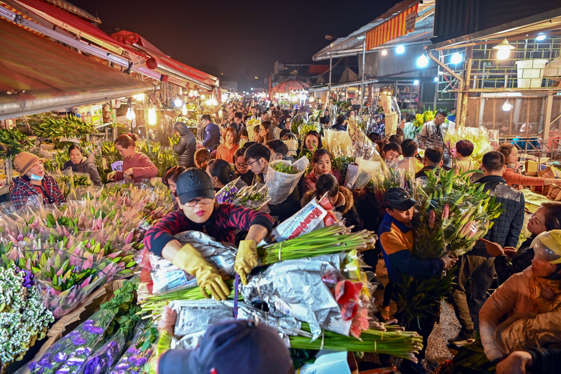 Thi truong hoa ngay Tet: Mai, dao ha gia, cay than go len ngoi hinh anh