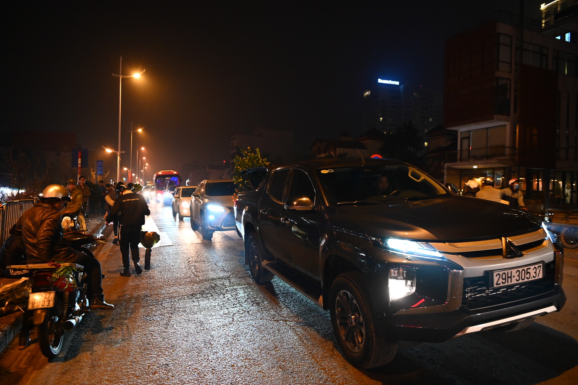 cho hoa quang ba un tac keo dai anh 2