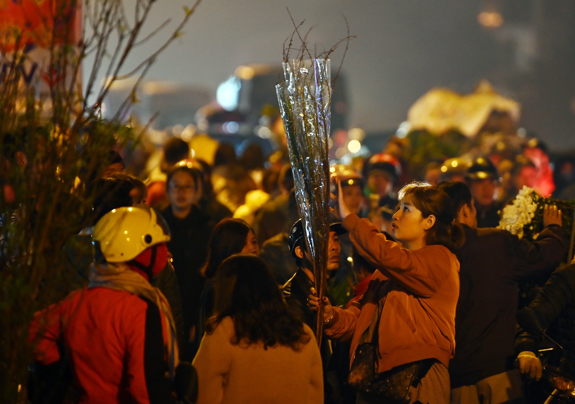 cho hoa quang ba un tac keo dai anh 6