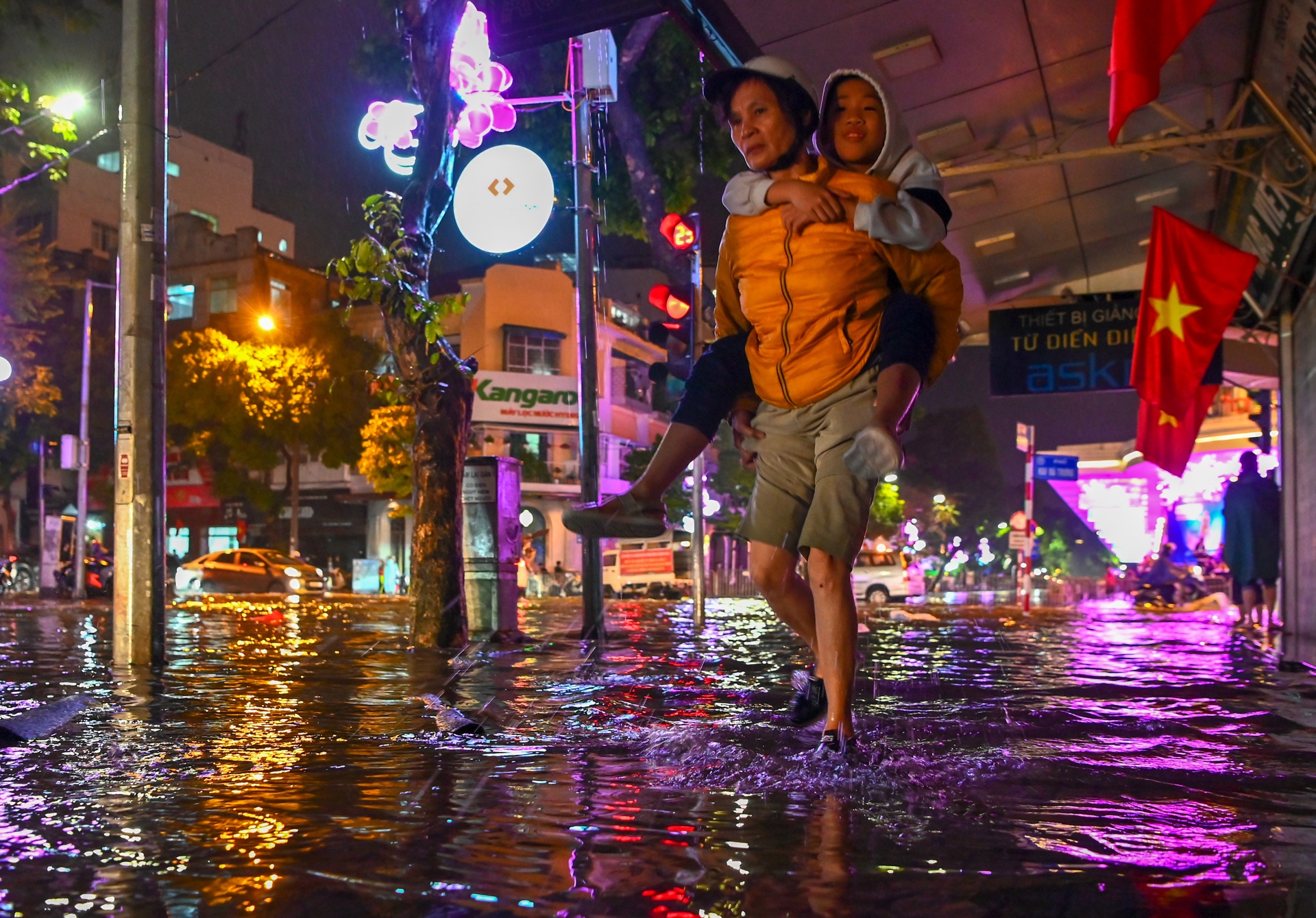 mua ngap pho dem giao thua anh 7